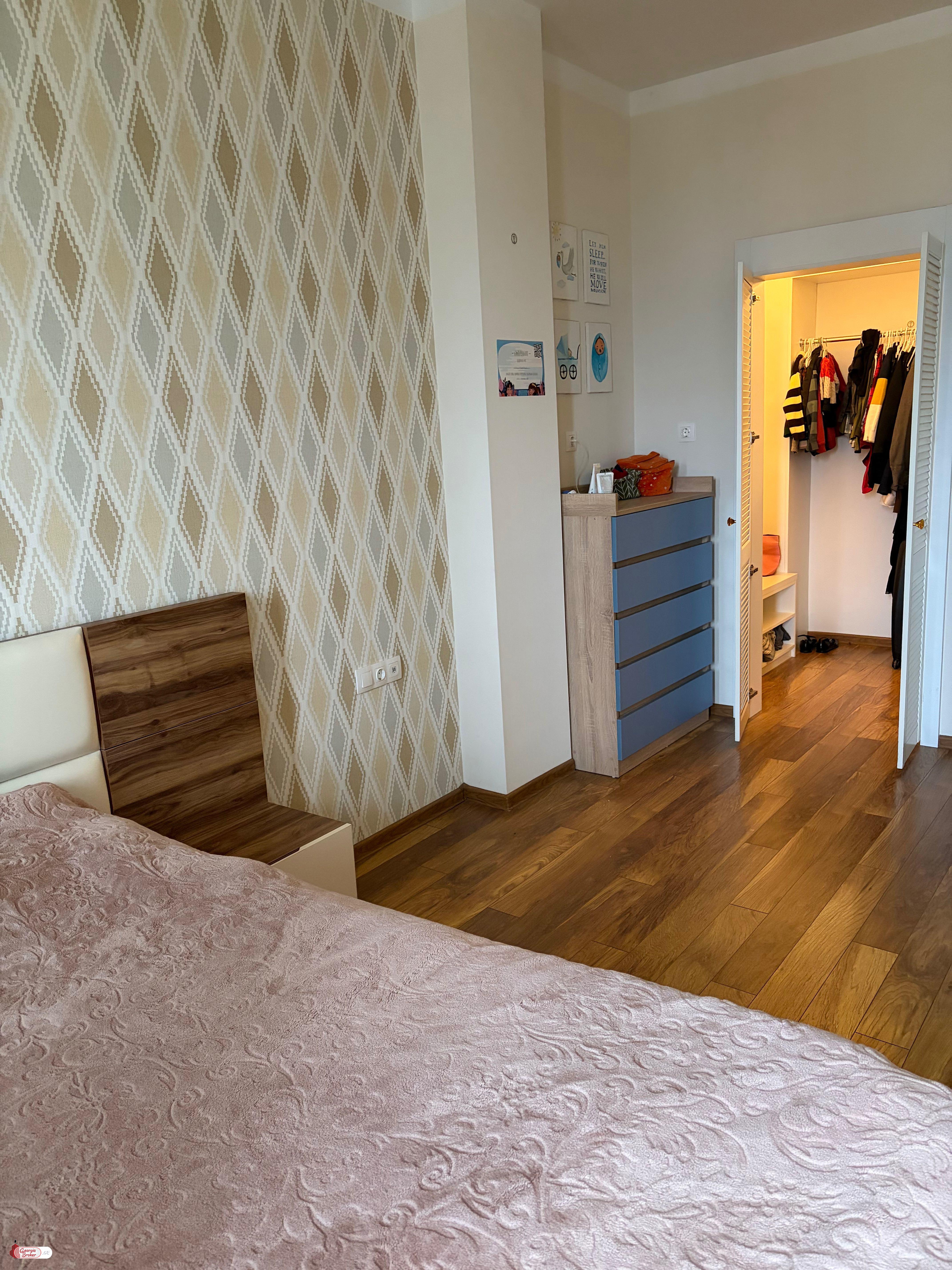 продается квартира с новым ремонтом 3-комнаты