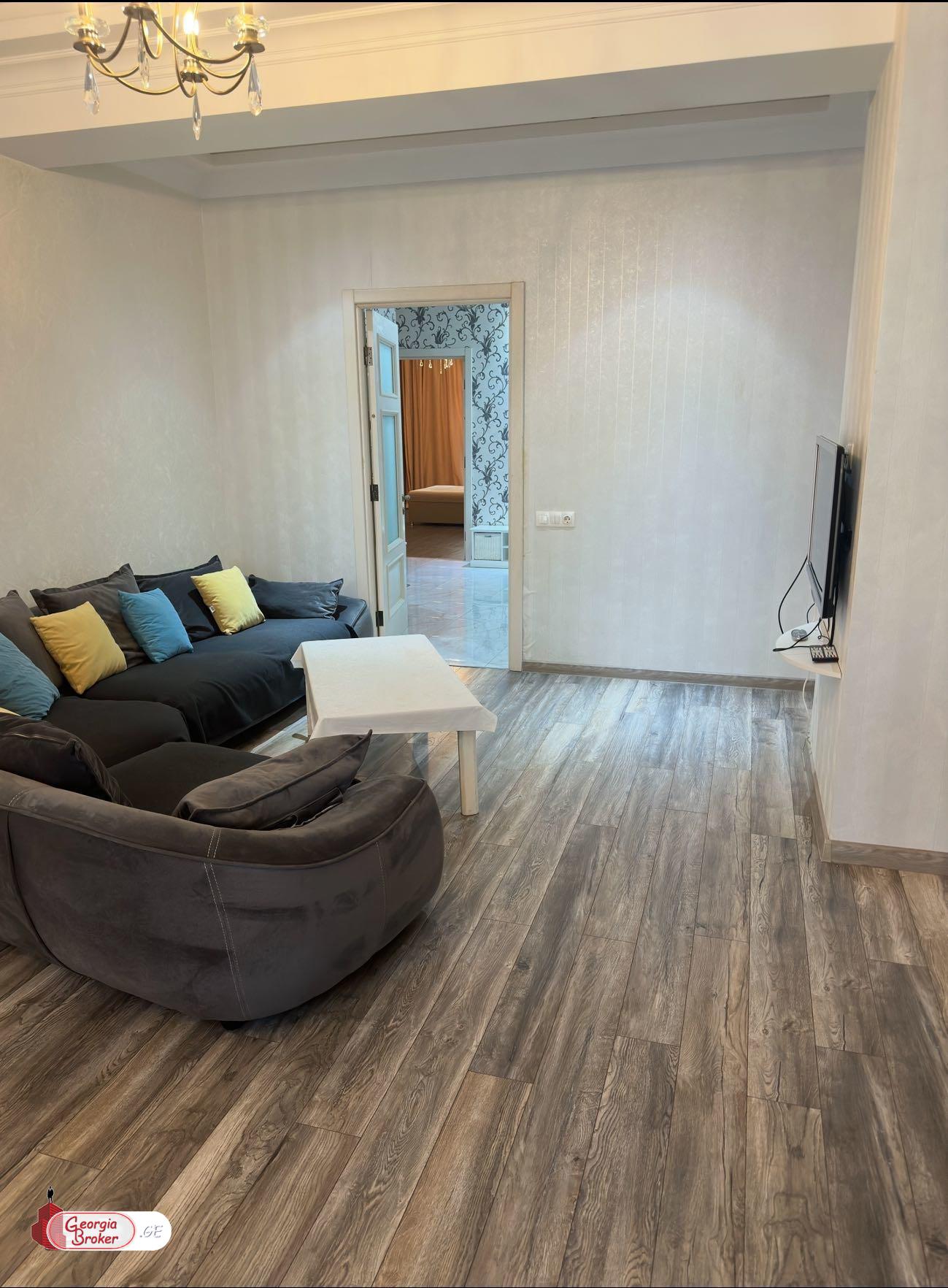 продается квартира с новым ремонтом 4-комнаты