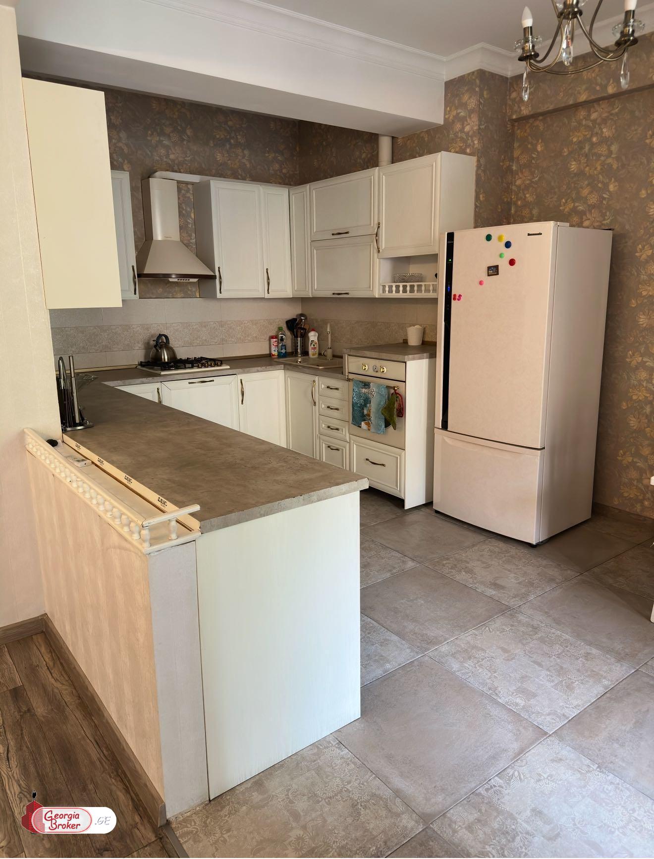 продается квартира с новым ремонтом 4-комнаты