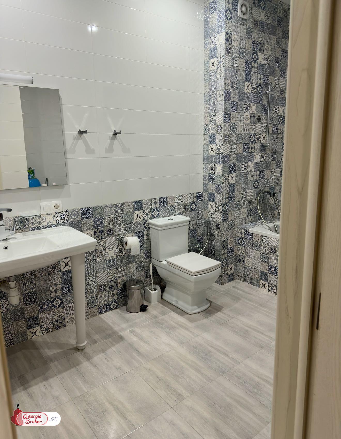 продается квартира с новым ремонтом 4-комнаты