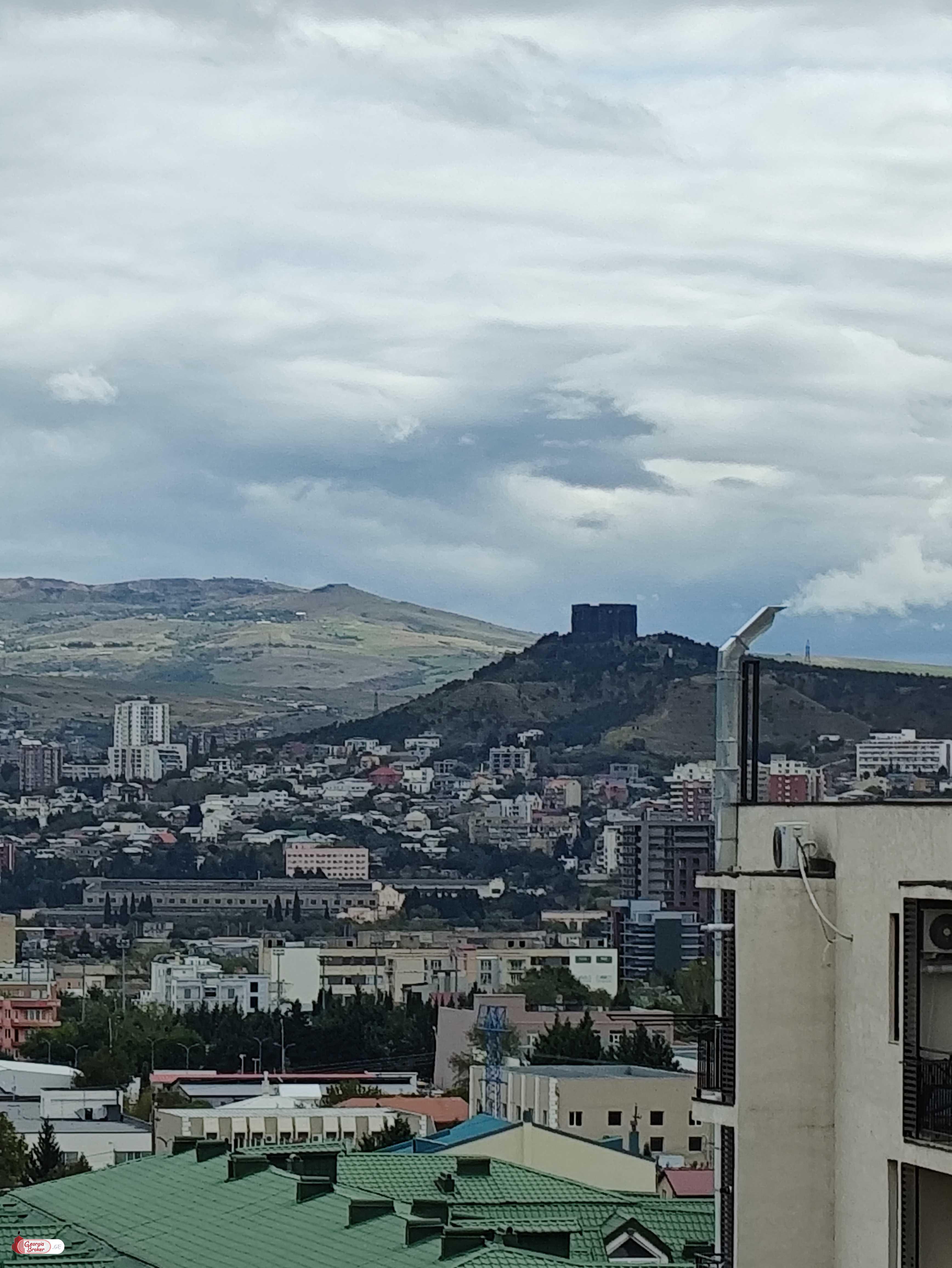 продается квартира с новым ремонтом 3-комнаты