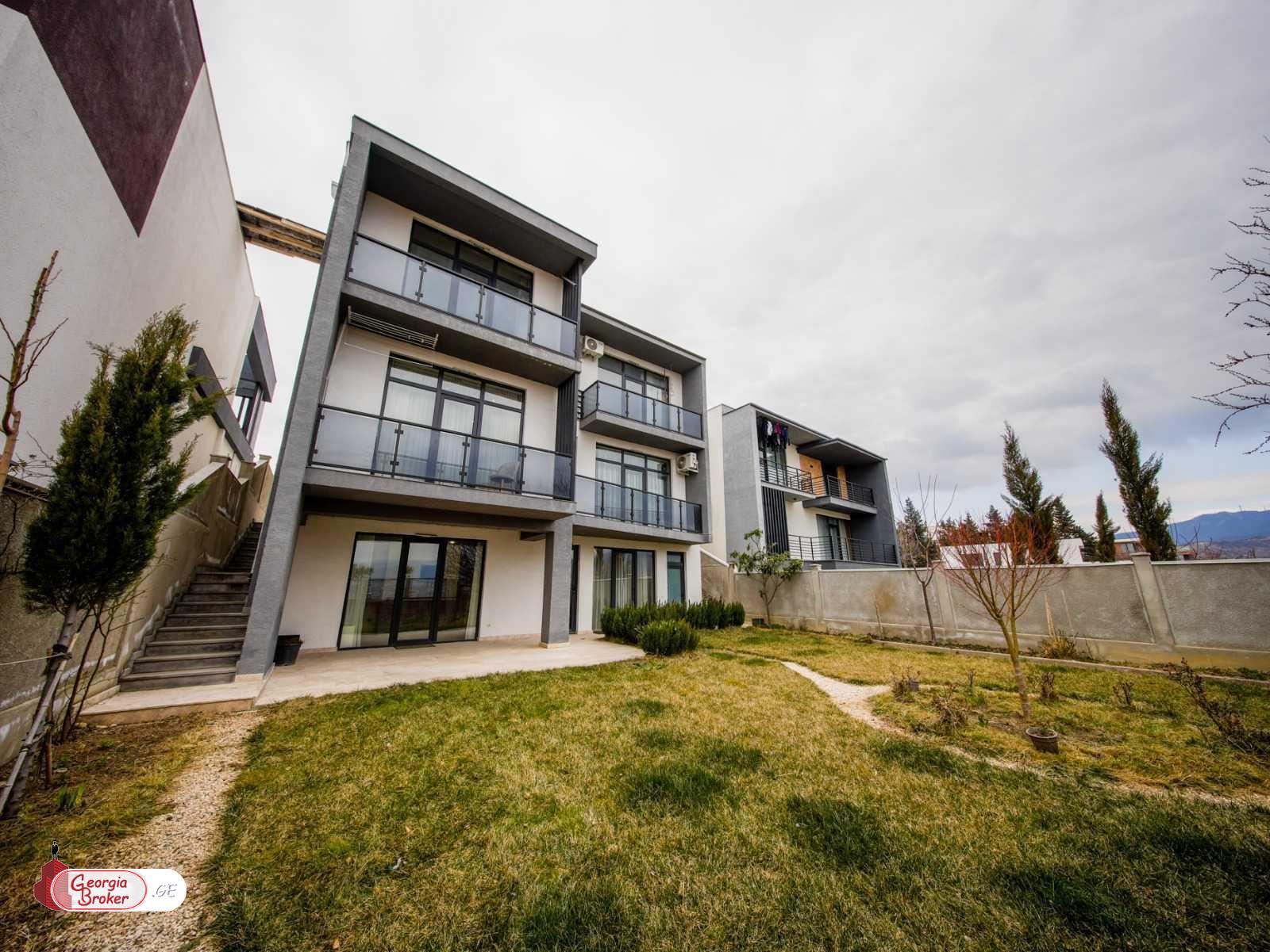 იყიდება ახალი გარემონტებული 9 ოთახიანი სახლი