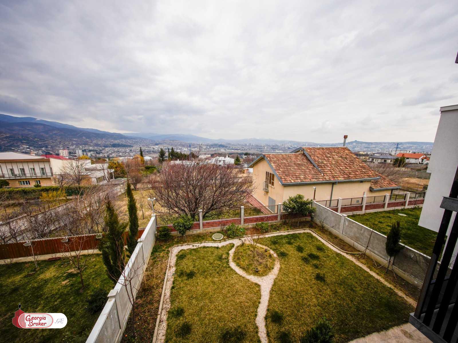 იყიდება ახალი გარემონტებული 9 ოთახიანი სახლი