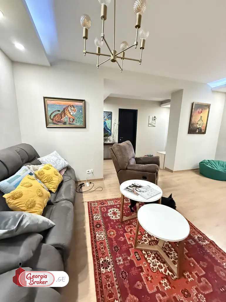 продается квартира с новым ремонтом 5-комнат