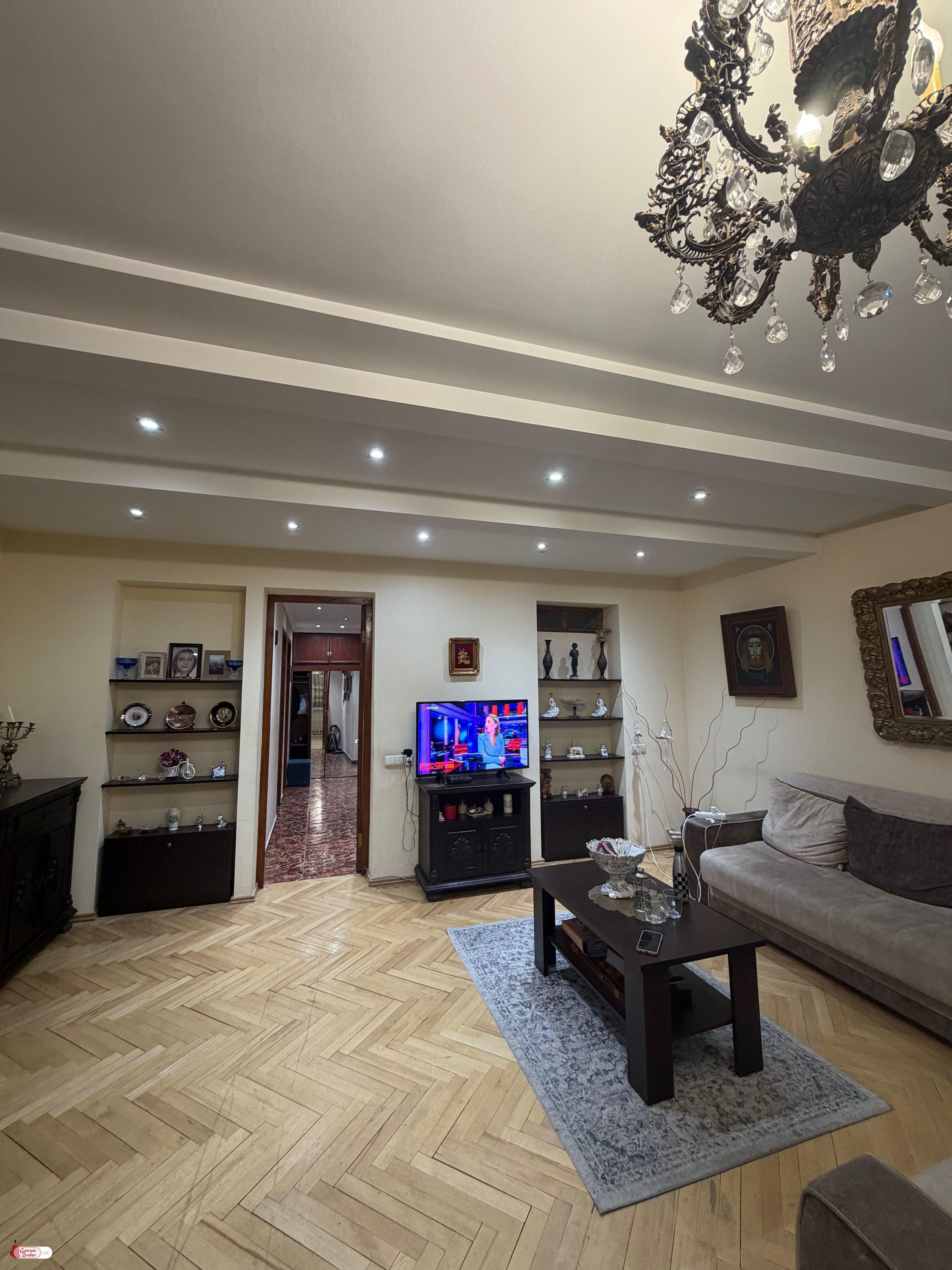 იყიდება ახალი გარემონტებული 4 ოთახიანი ბინა