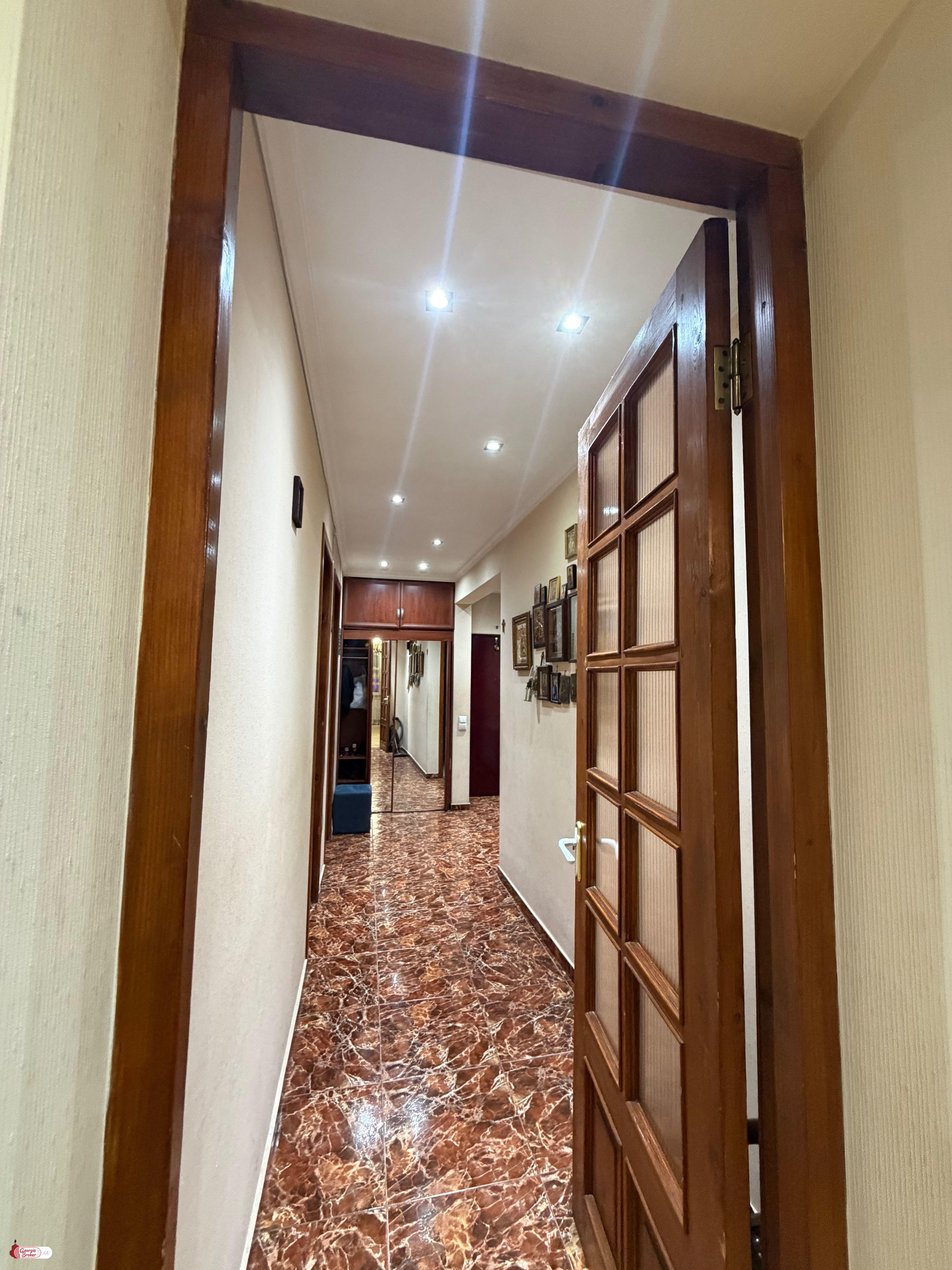 იყიდება ახალი გარემონტებული 4 ოთახიანი ბინა