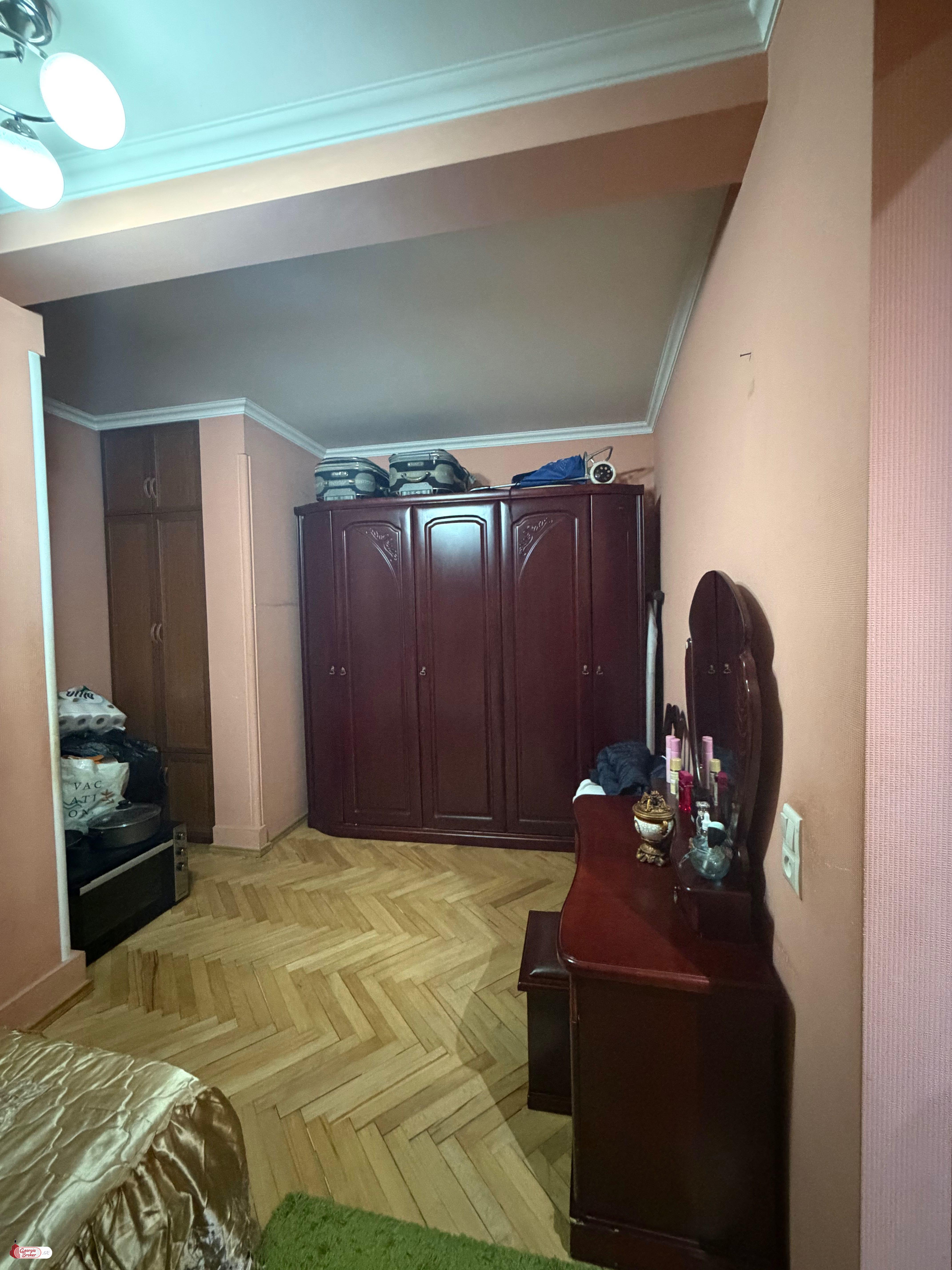 იყიდება ახალი გარემონტებული 4 ოთახიანი ბინა