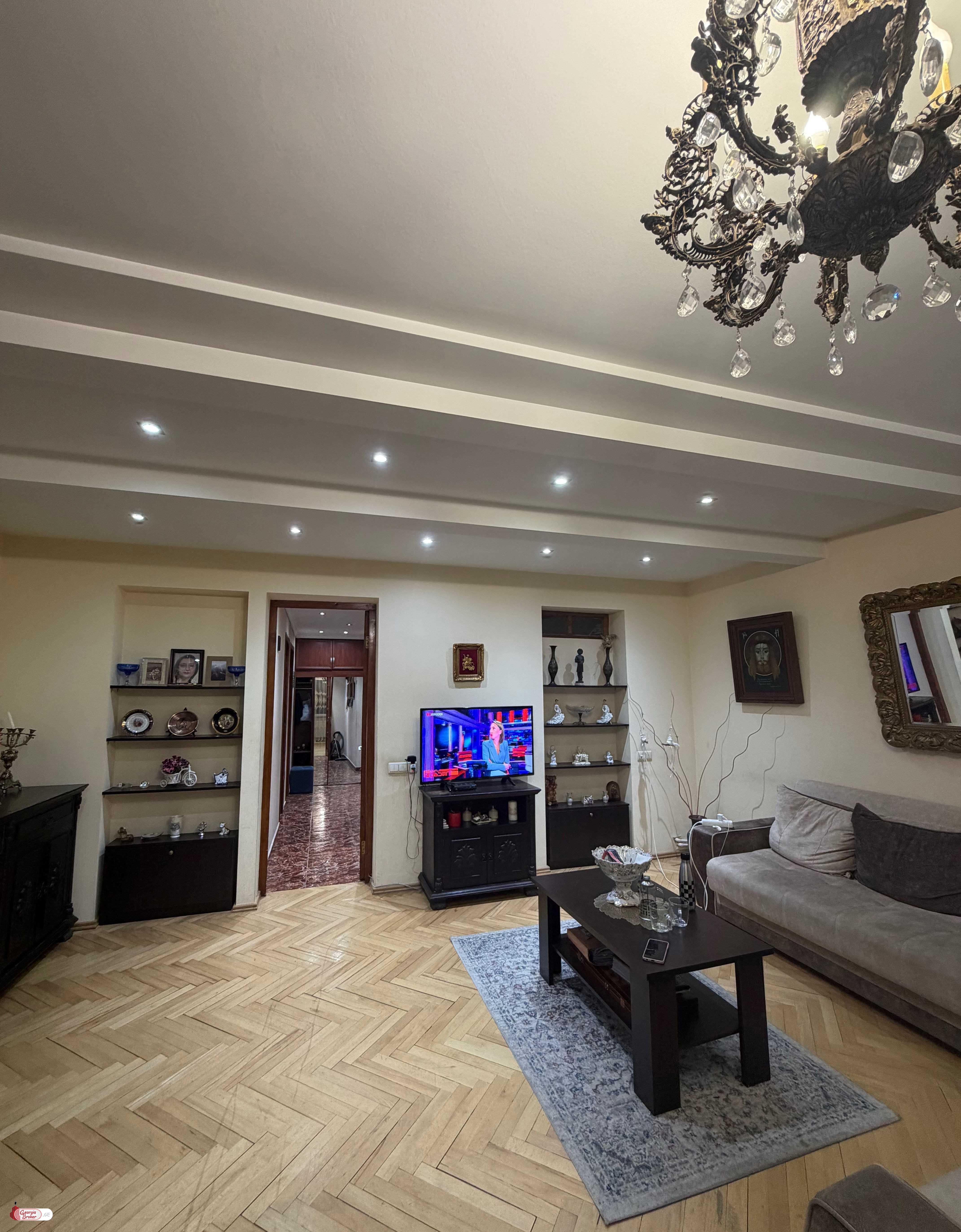 продается квартира с новым ремонтом 4-комнаты