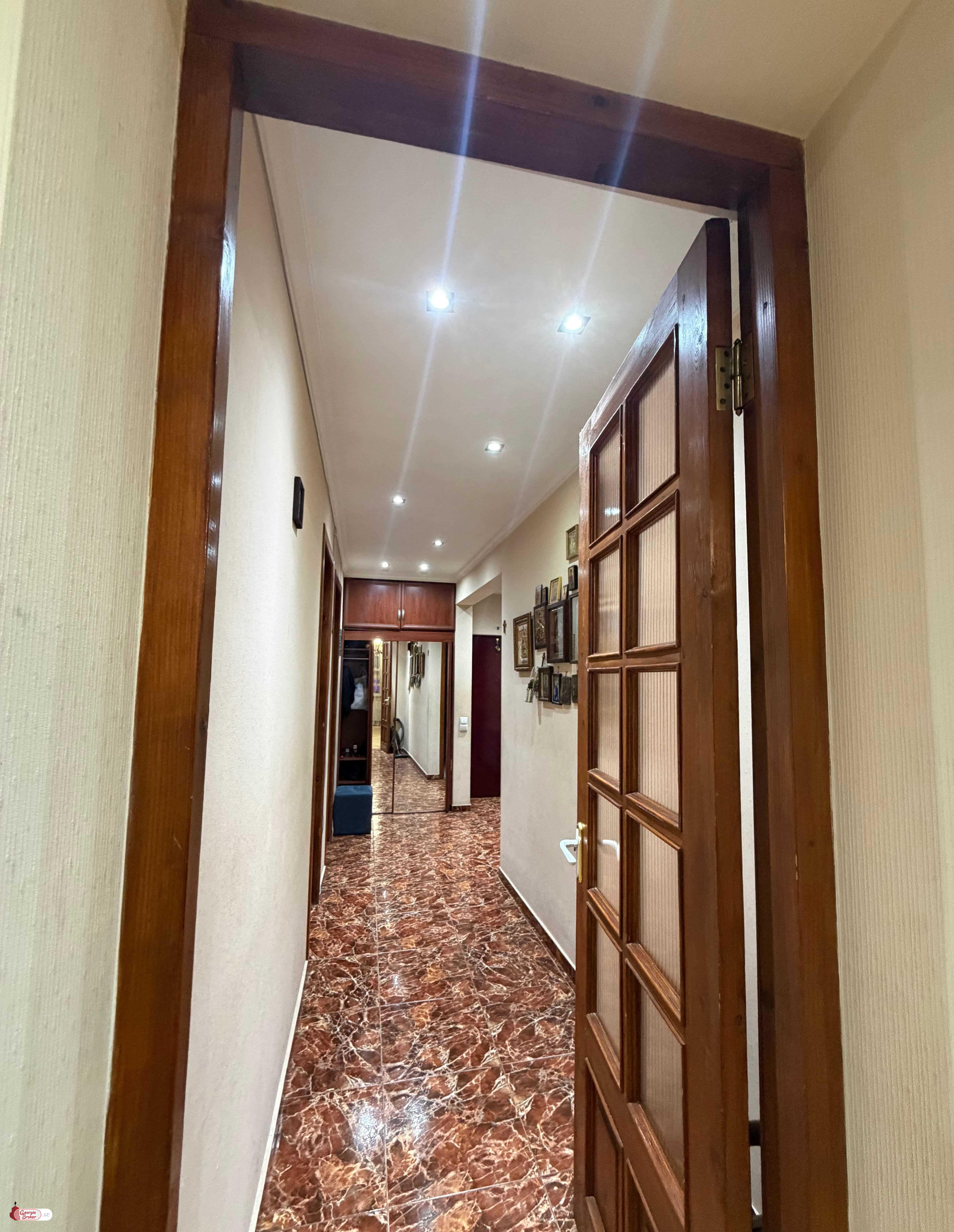 продается квартира с новым ремонтом 4-комнаты