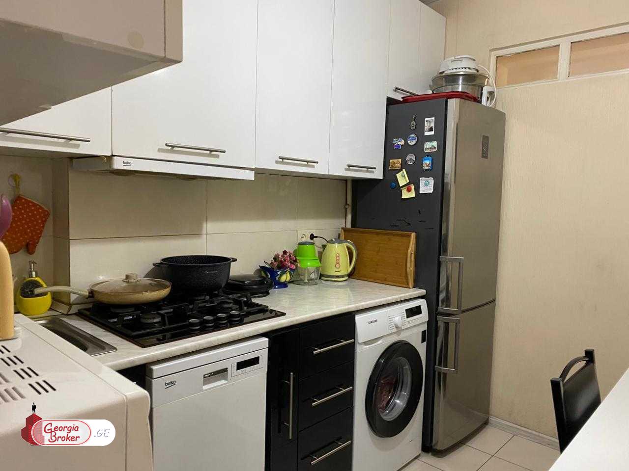 продается квартира с новым ремонтом 4-комнаты