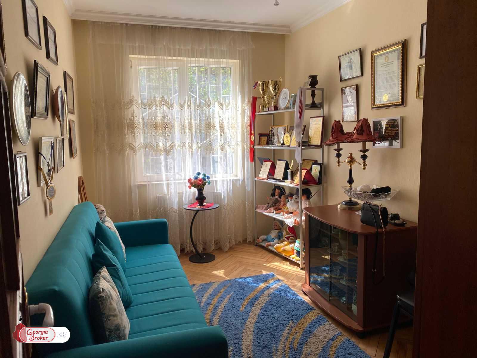 продается квартира с новым ремонтом 4-комнаты