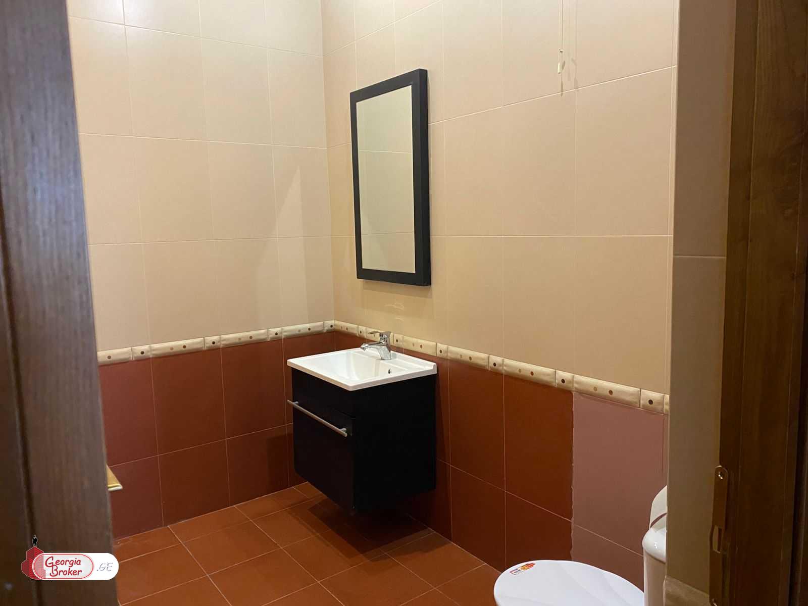 продается квартира с новым ремонтом 3-комнаты