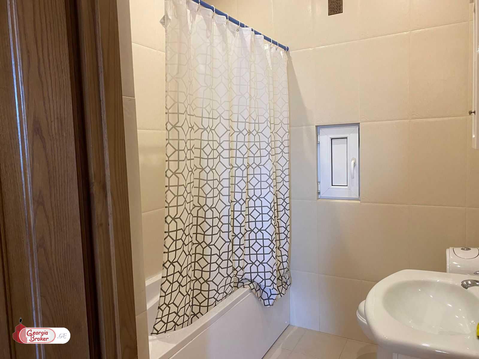 продается квартира с новым ремонтом 3-комнаты