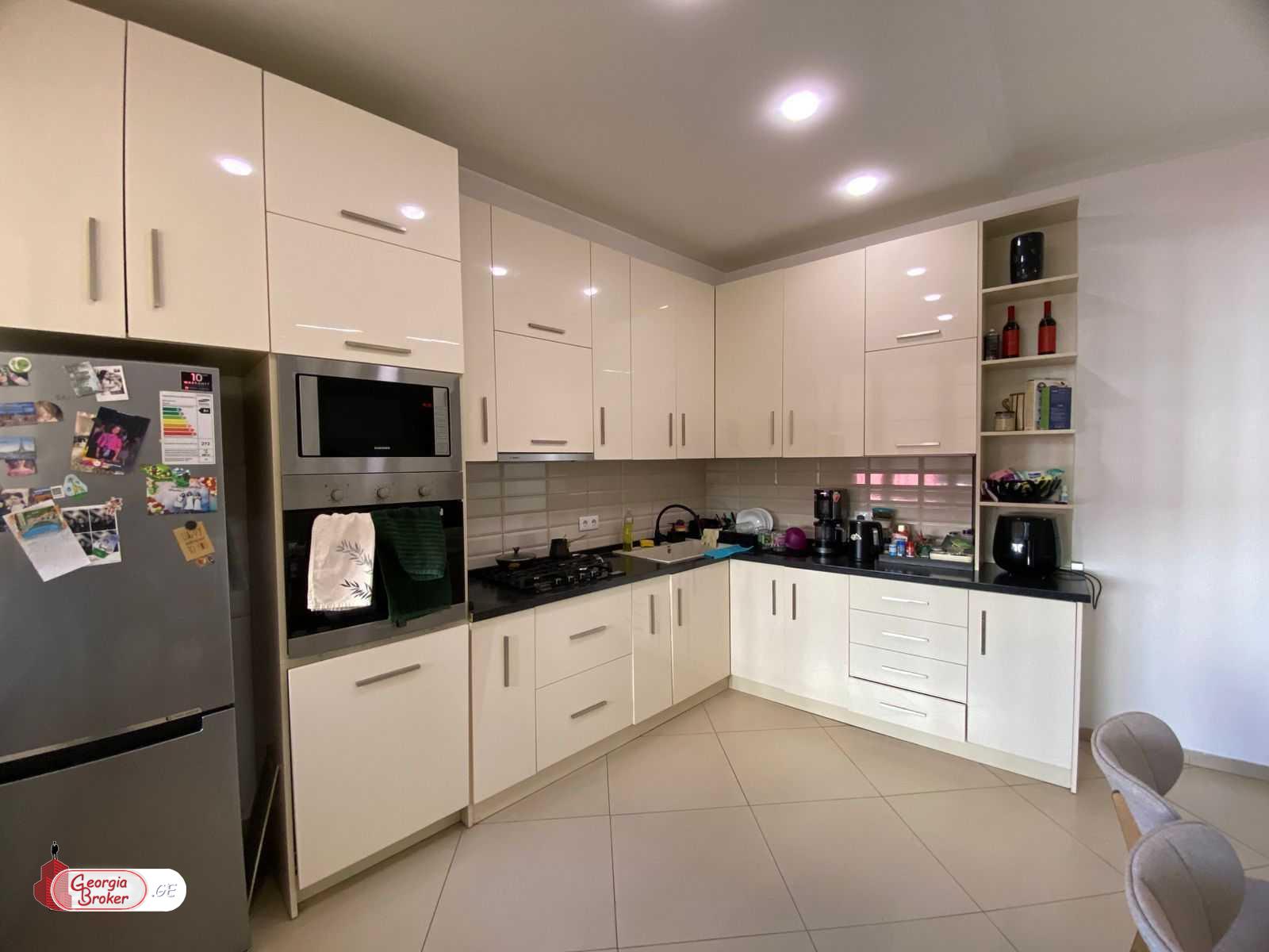 продается квартира с новым ремонтом 5-комнат