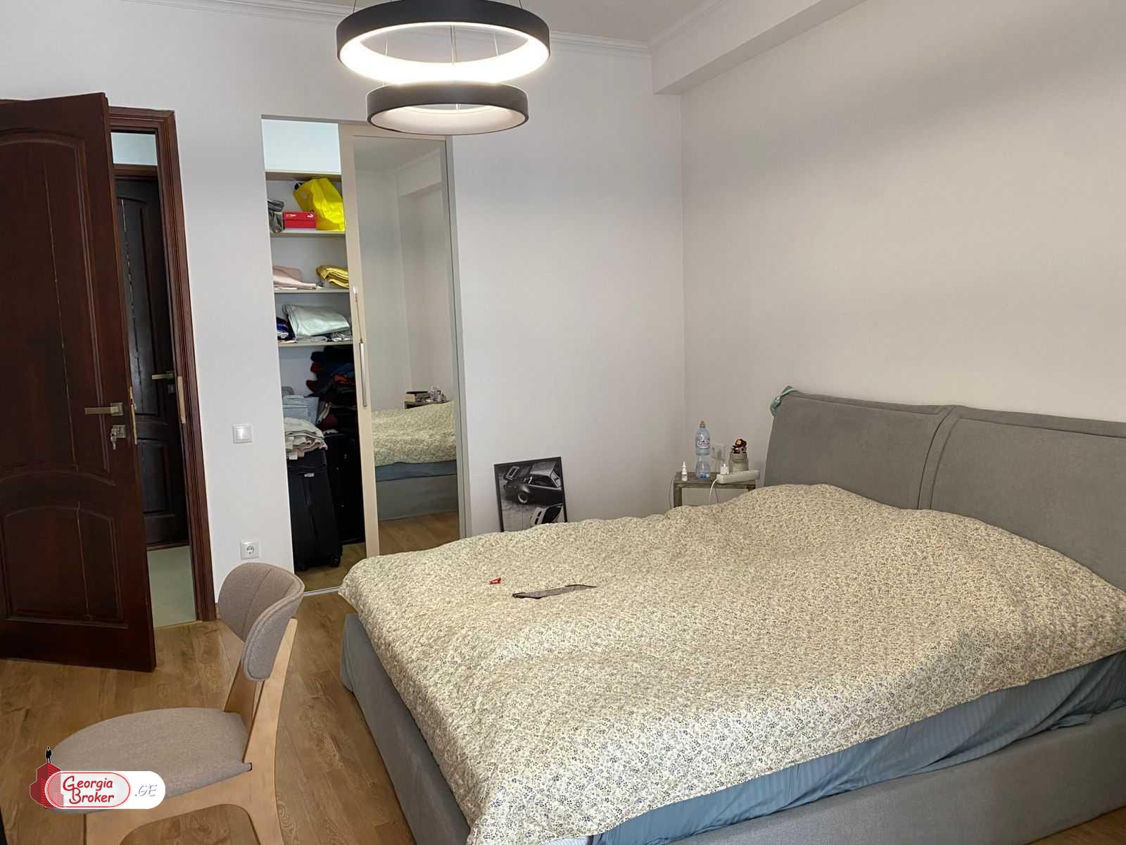 продается квартира с новым ремонтом 5-комнат