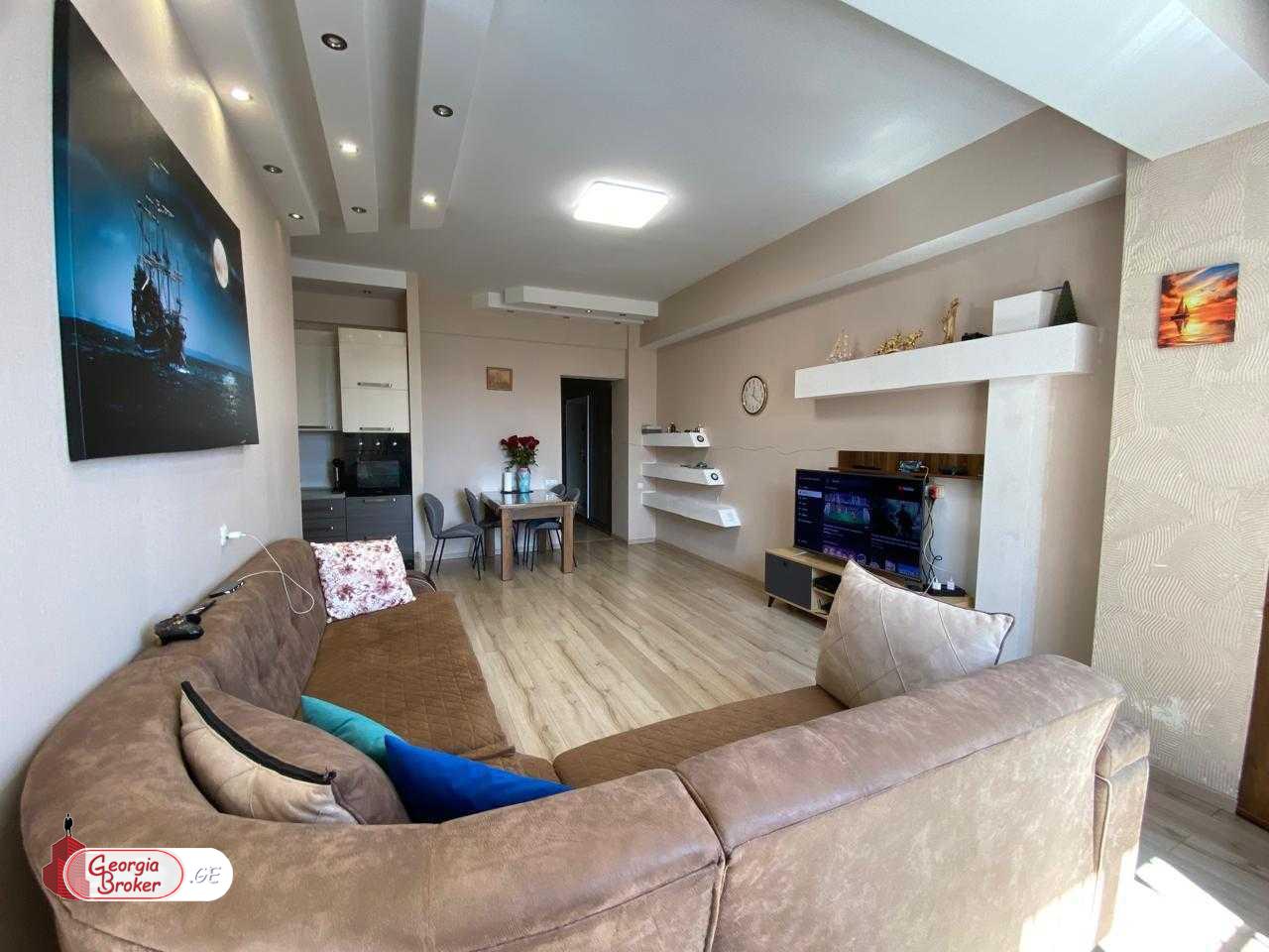 продается квартира с новым ремонтом 3-комнаты