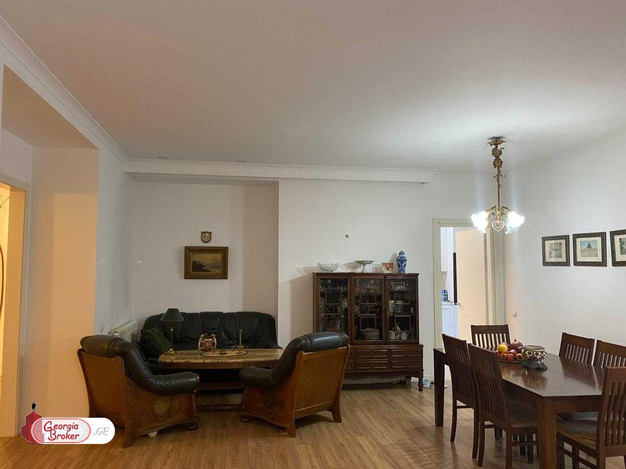 იყიდება ახალი გარემონტებული 5 ოთახიანი ბინა