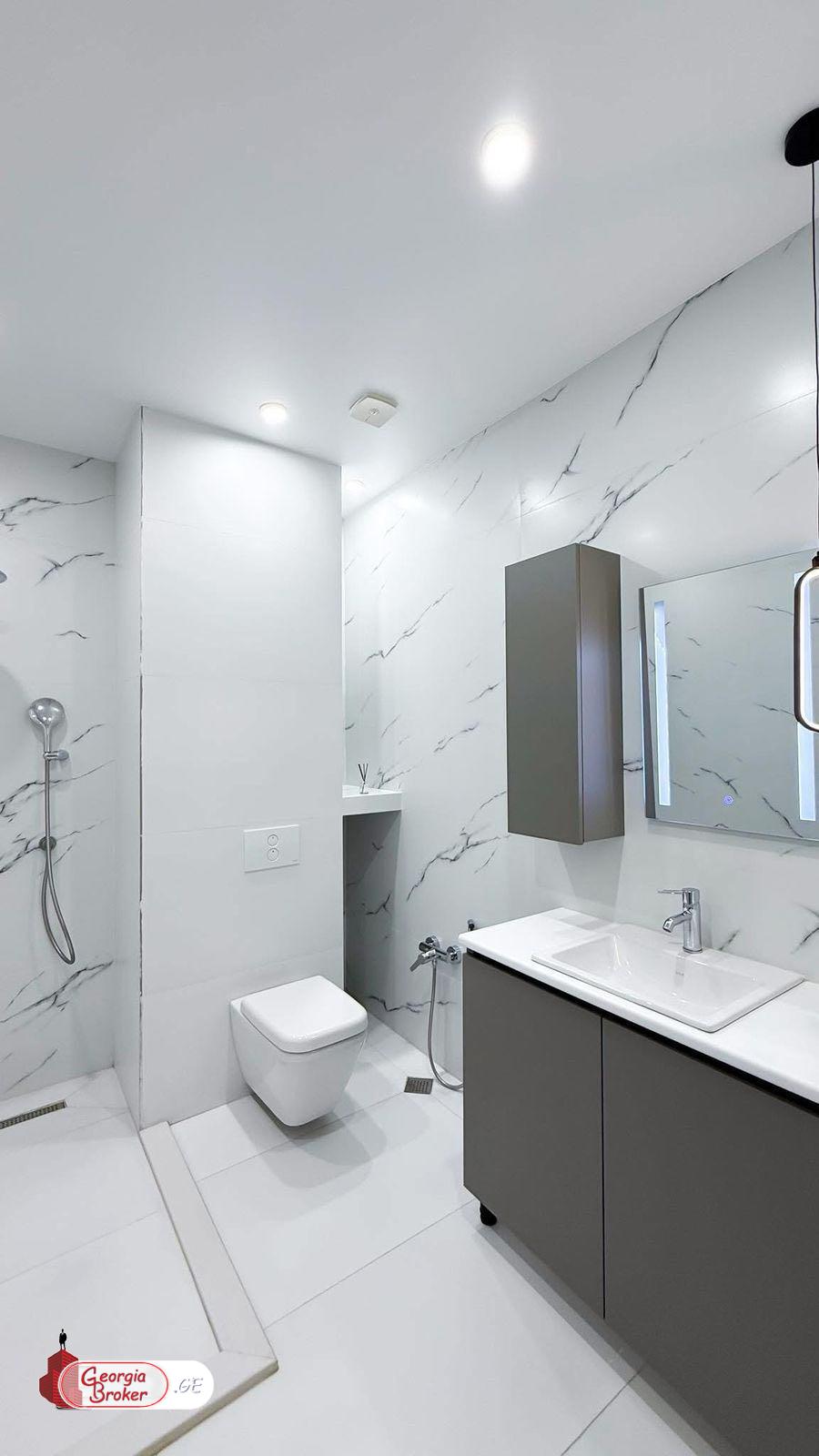 продается квартира с новым ремонтом 3-комнаты