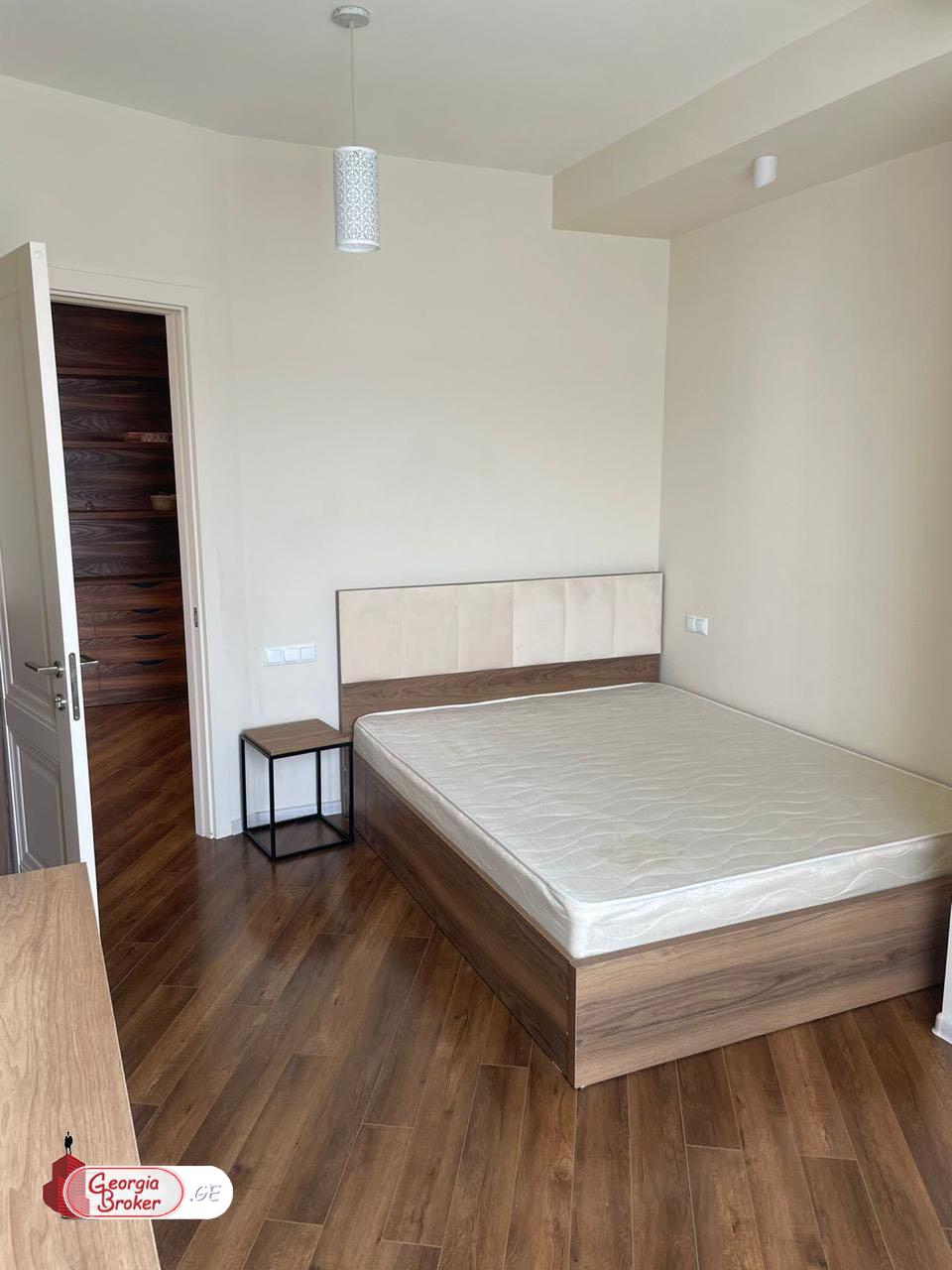 продается квартира с новым ремонтом 3-комнаты