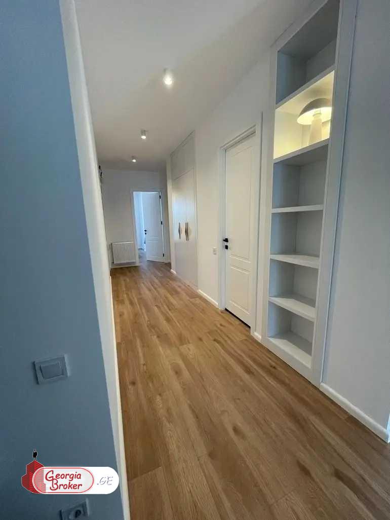 продается квартира с новым ремонтом 4-комнаты