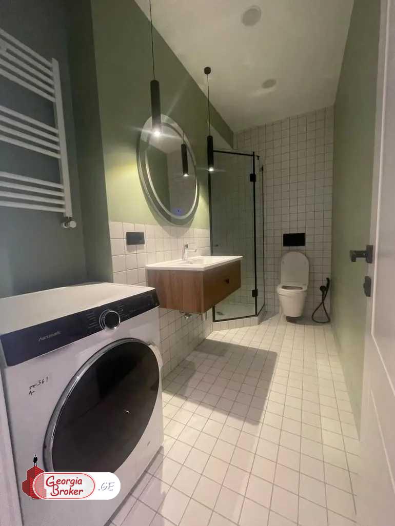 продается квартира с новым ремонтом 4-комнаты