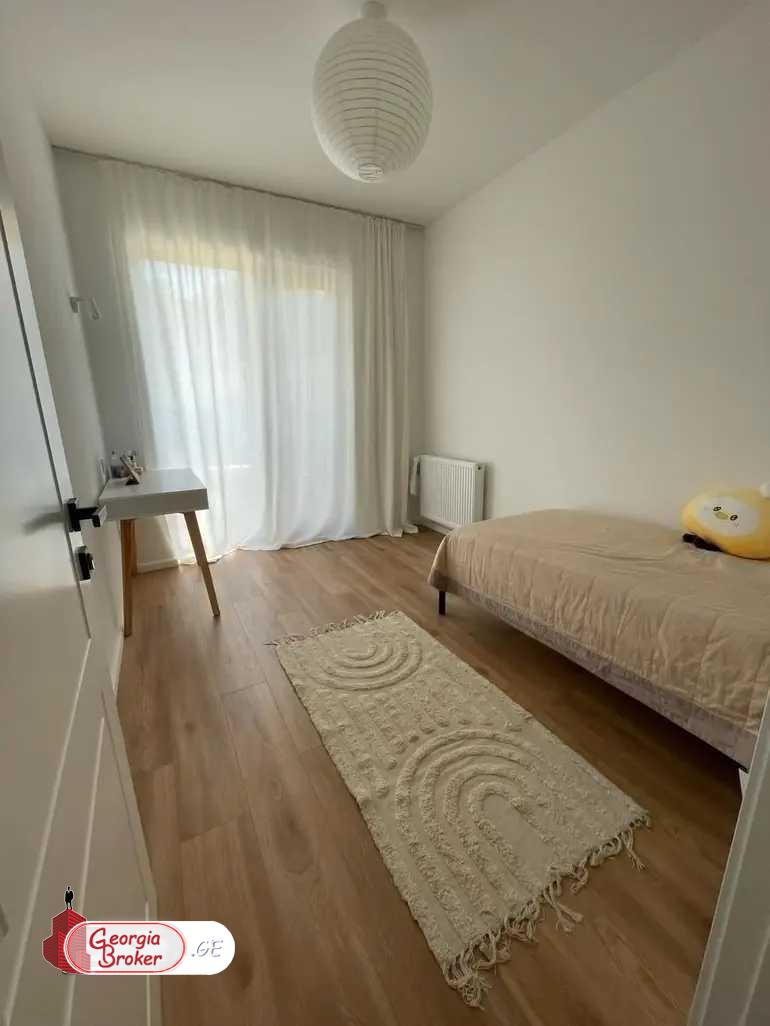 продается квартира с новым ремонтом 4-комнаты