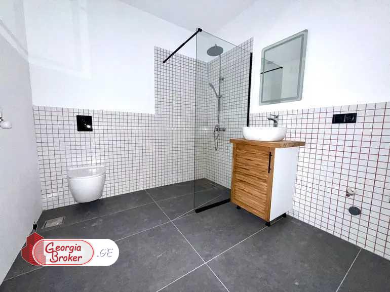 продается квартира с новым ремонтом 4-комнаты