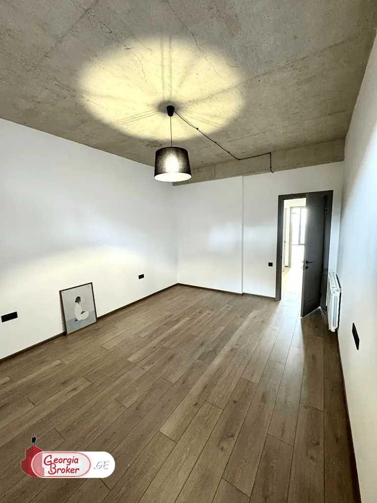 продается квартира с новым ремонтом 4-комнаты