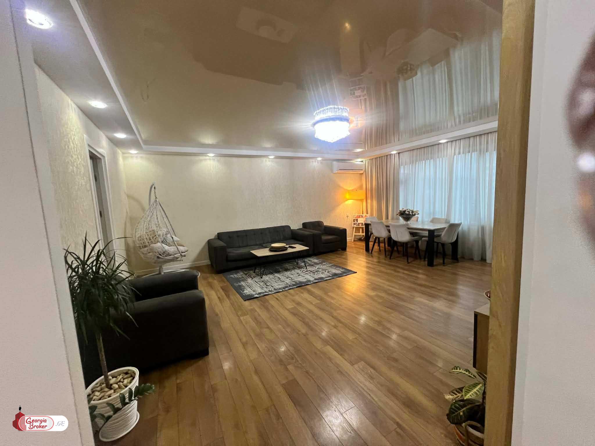 продается квартира с новым ремонтом 4-комнаты