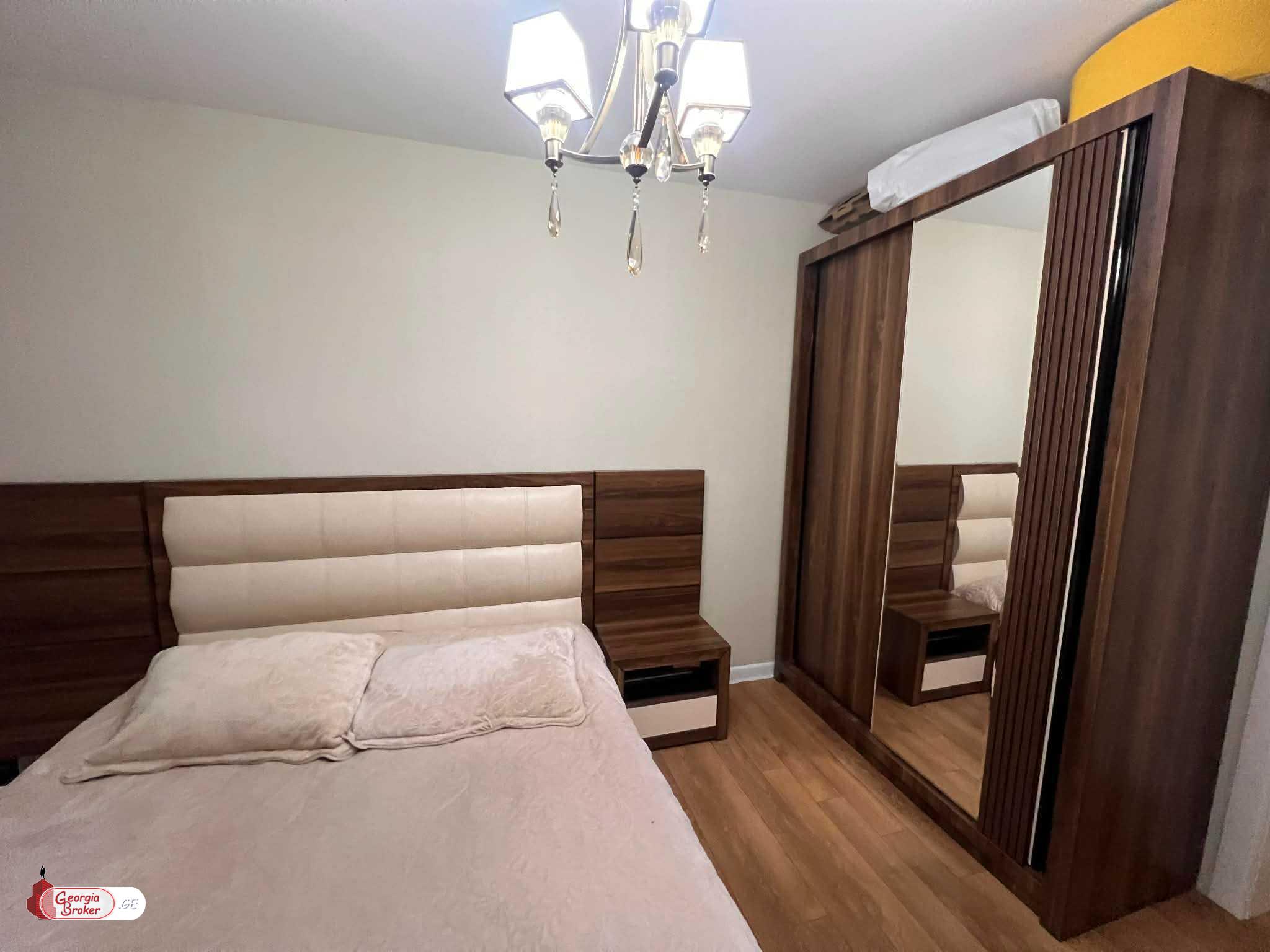 продается квартира с новым ремонтом 4-комнаты