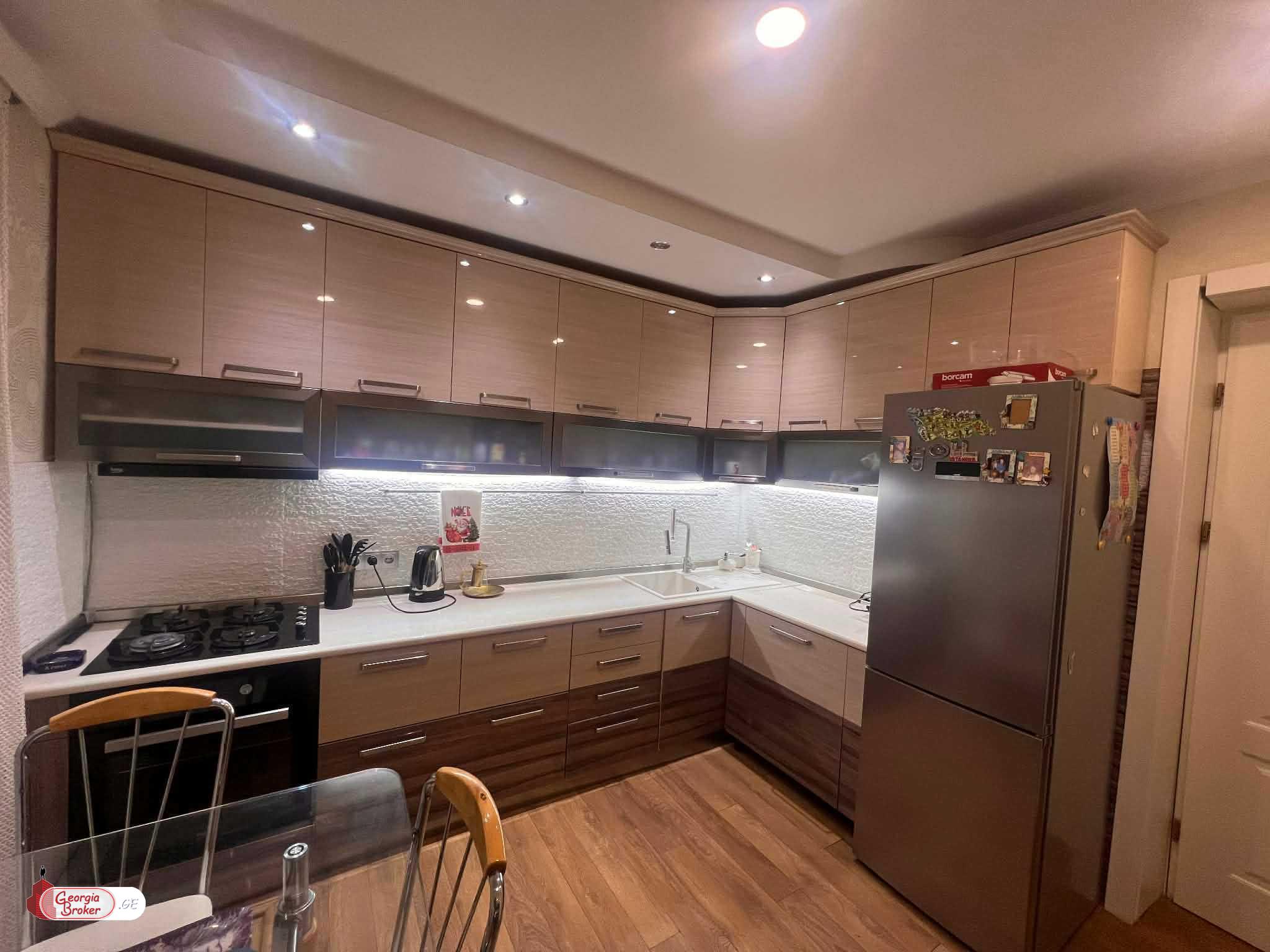 продается квартира с новым ремонтом 4-комнаты