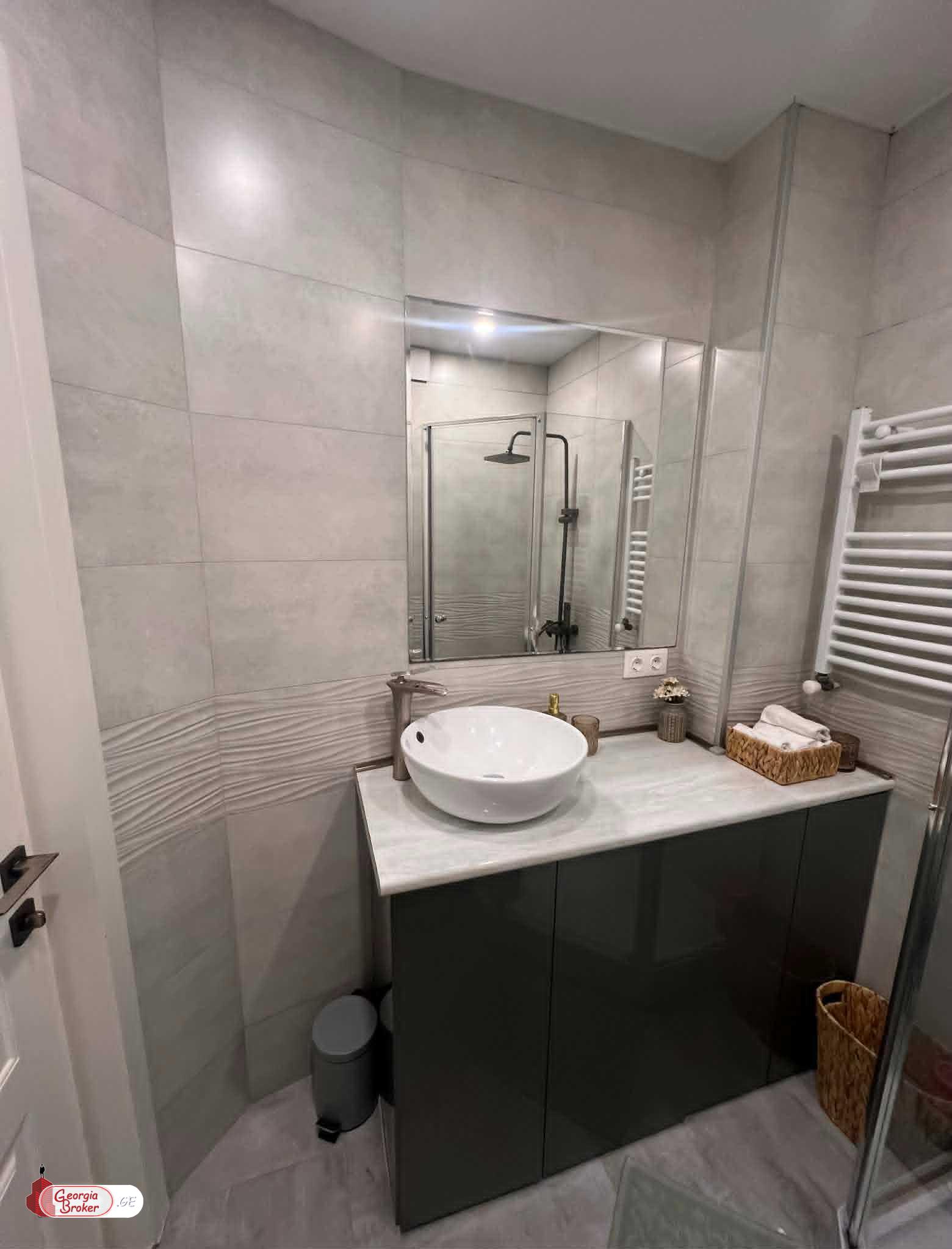 продается квартира с новым ремонтом 4-комнаты