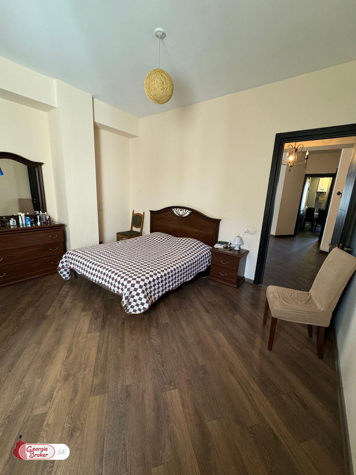 იყიდება ახალი გარემონტებული 4 ოთახიანი ბინა