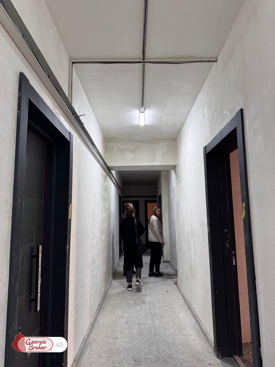 продается квартира с новым ремонтом 4-комнаты