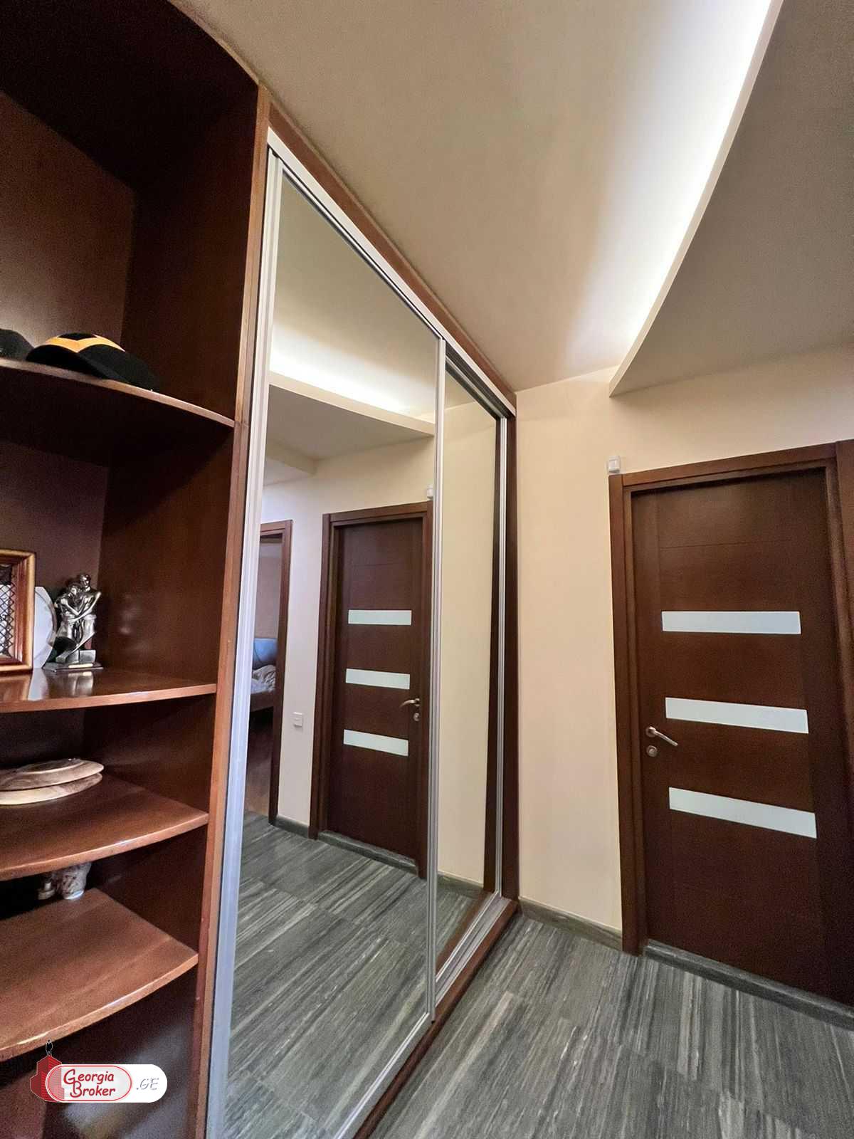 იყიდება ახალი გარემონტებული 6 ოთახიანი ბინა