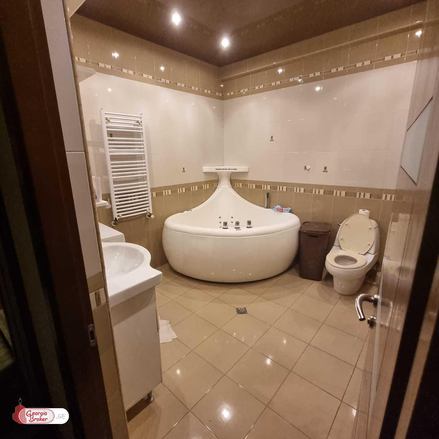 იყიდება ახალი გარემონტებული 6 ოთახიანი ბინა