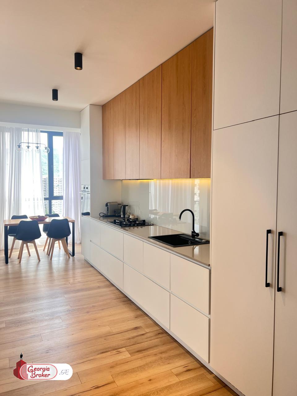 продается квартира с новым ремонтом 3-комнаты