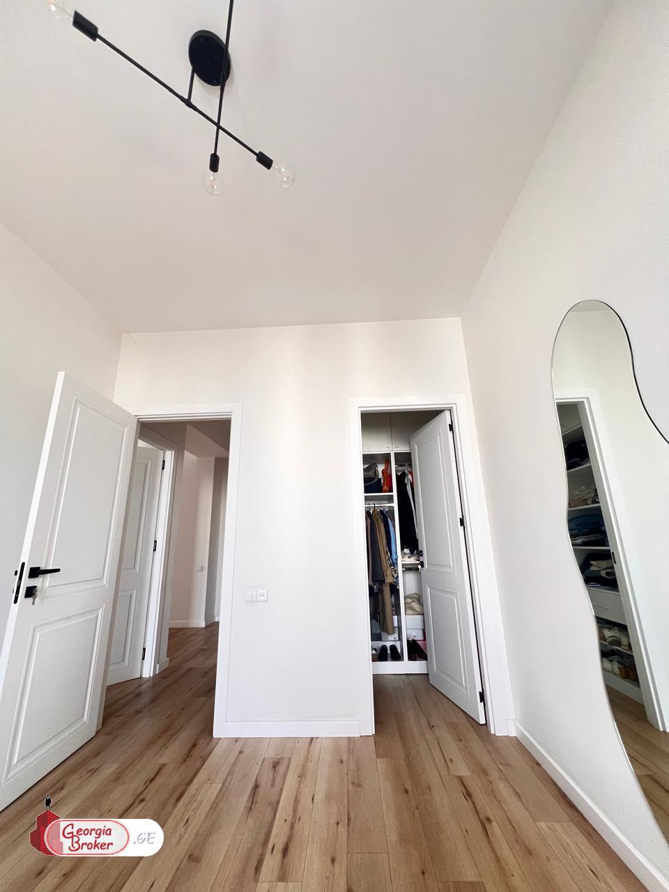 продается квартира с новым ремонтом 3-комнаты