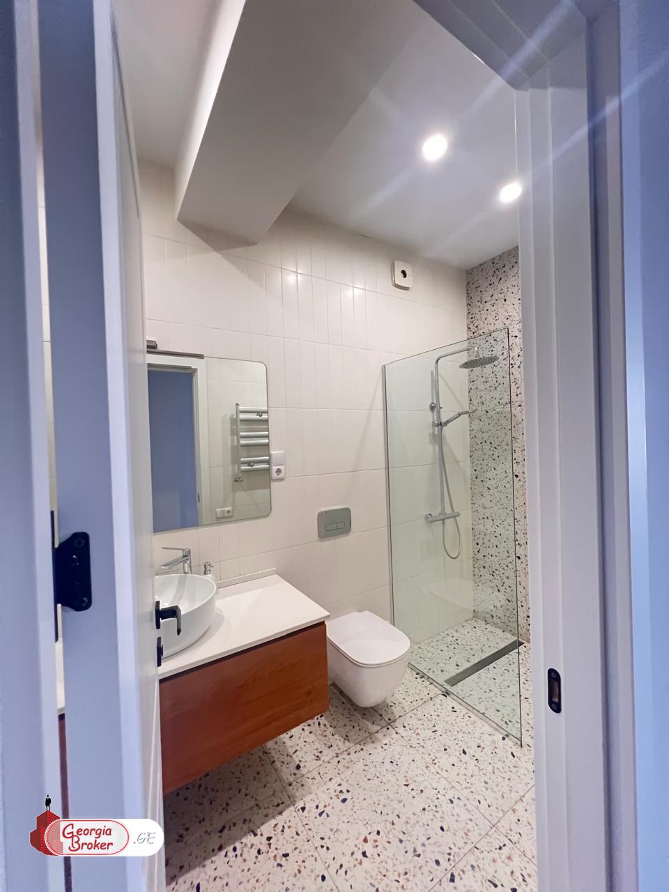 продается квартира с новым ремонтом 3-комнаты