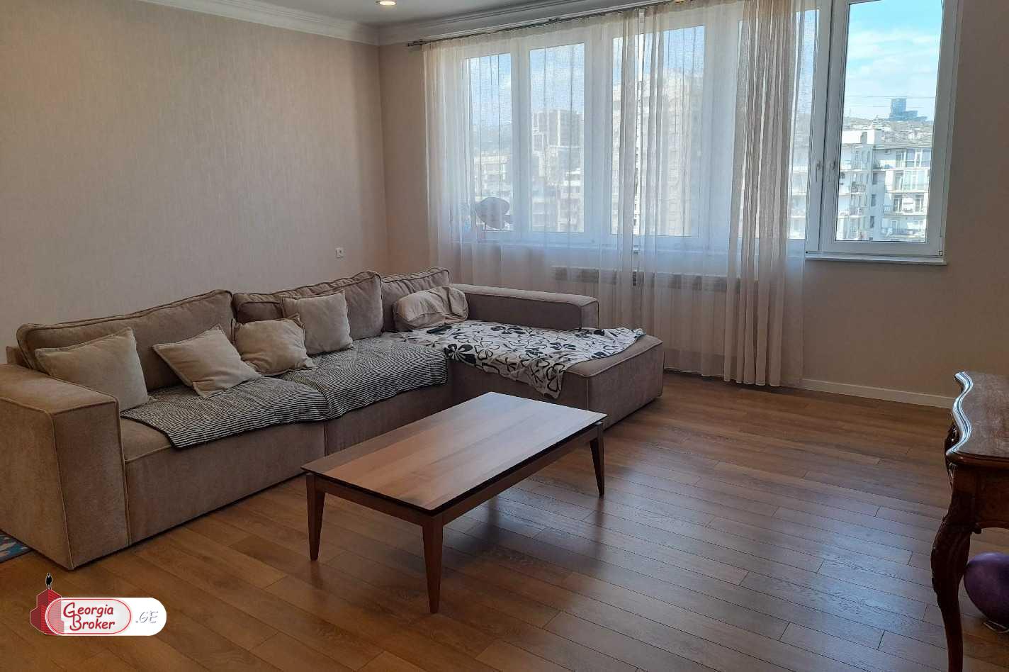 იყიდება ახალი გარემონტებული 4 ოთახიანი ბინა