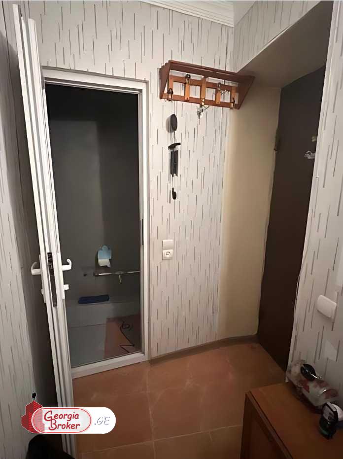 продается квартира с новым ремонтом 3-комнаты