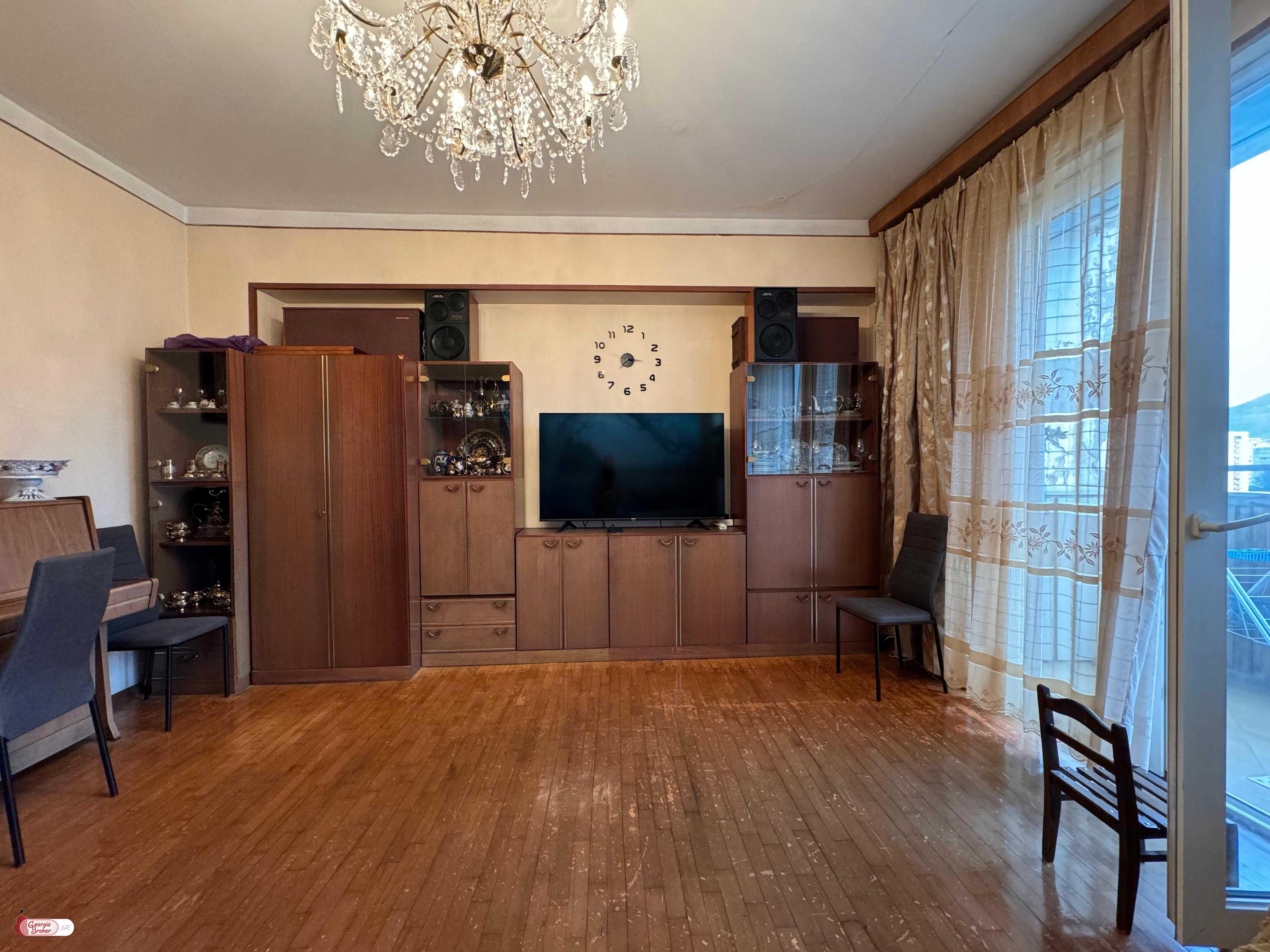 продается квартира с новым ремонтом 4-комнаты