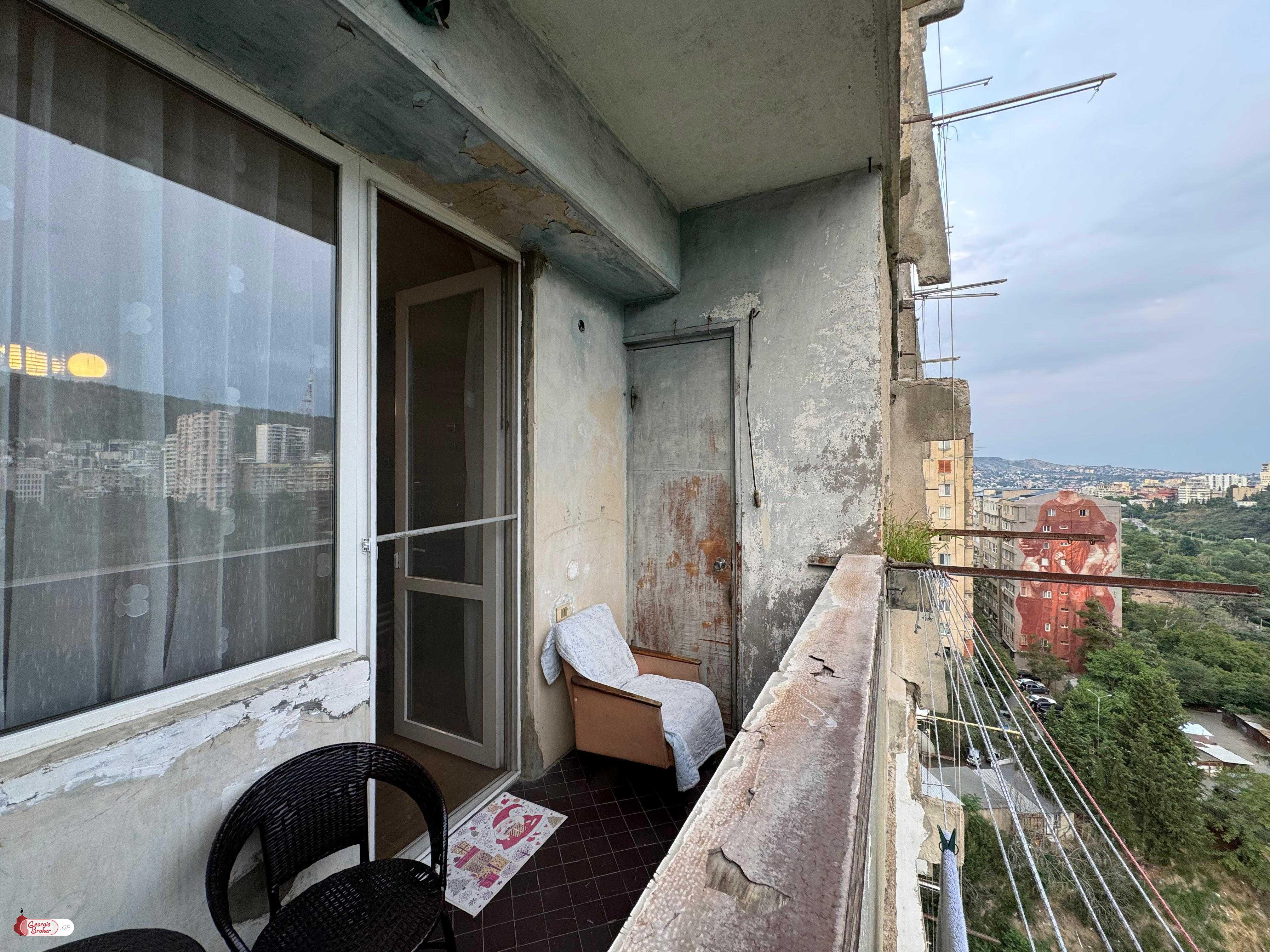 продается квартира с новым ремонтом 4-комнаты