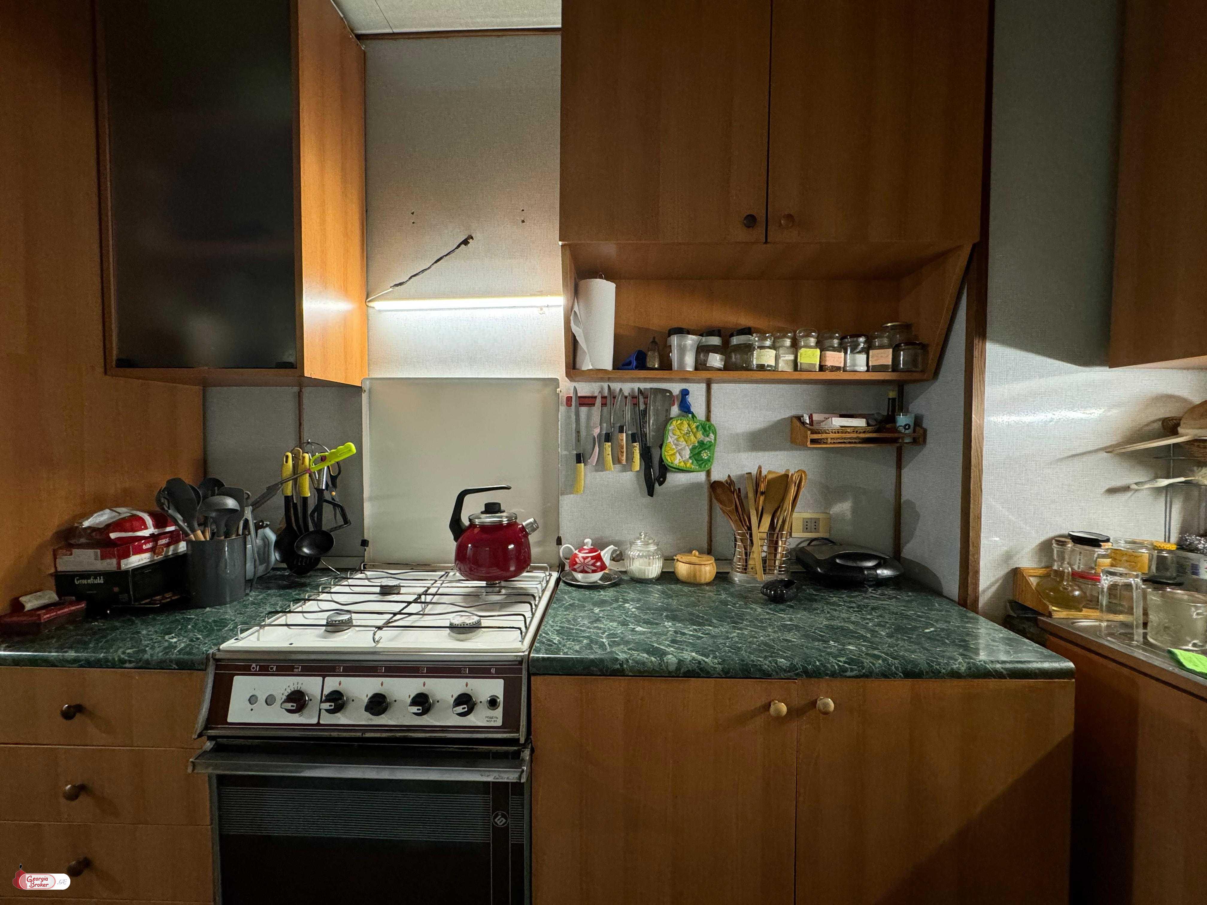 продается квартира с новым ремонтом 4-комнаты