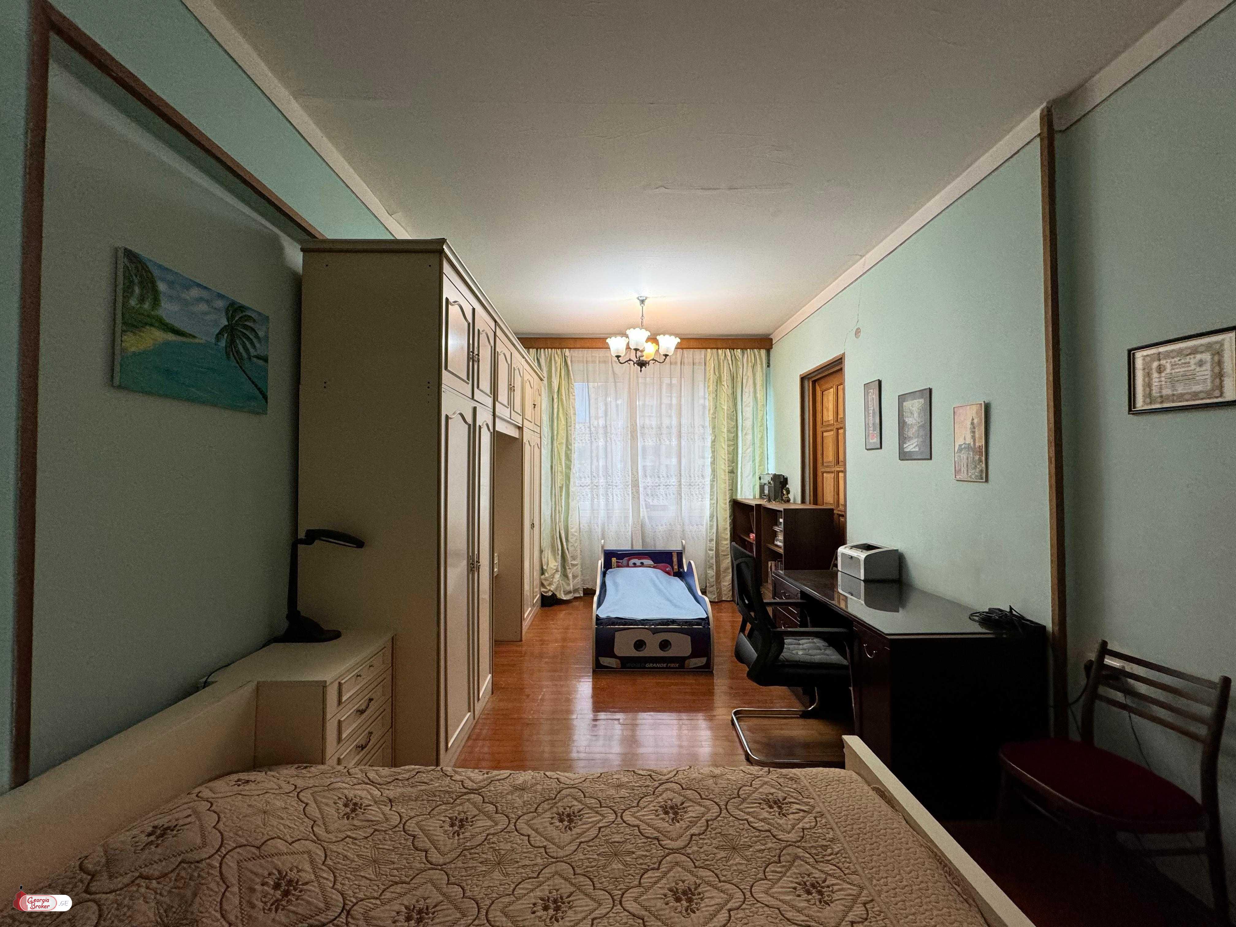 продается квартира с новым ремонтом 4-комнаты