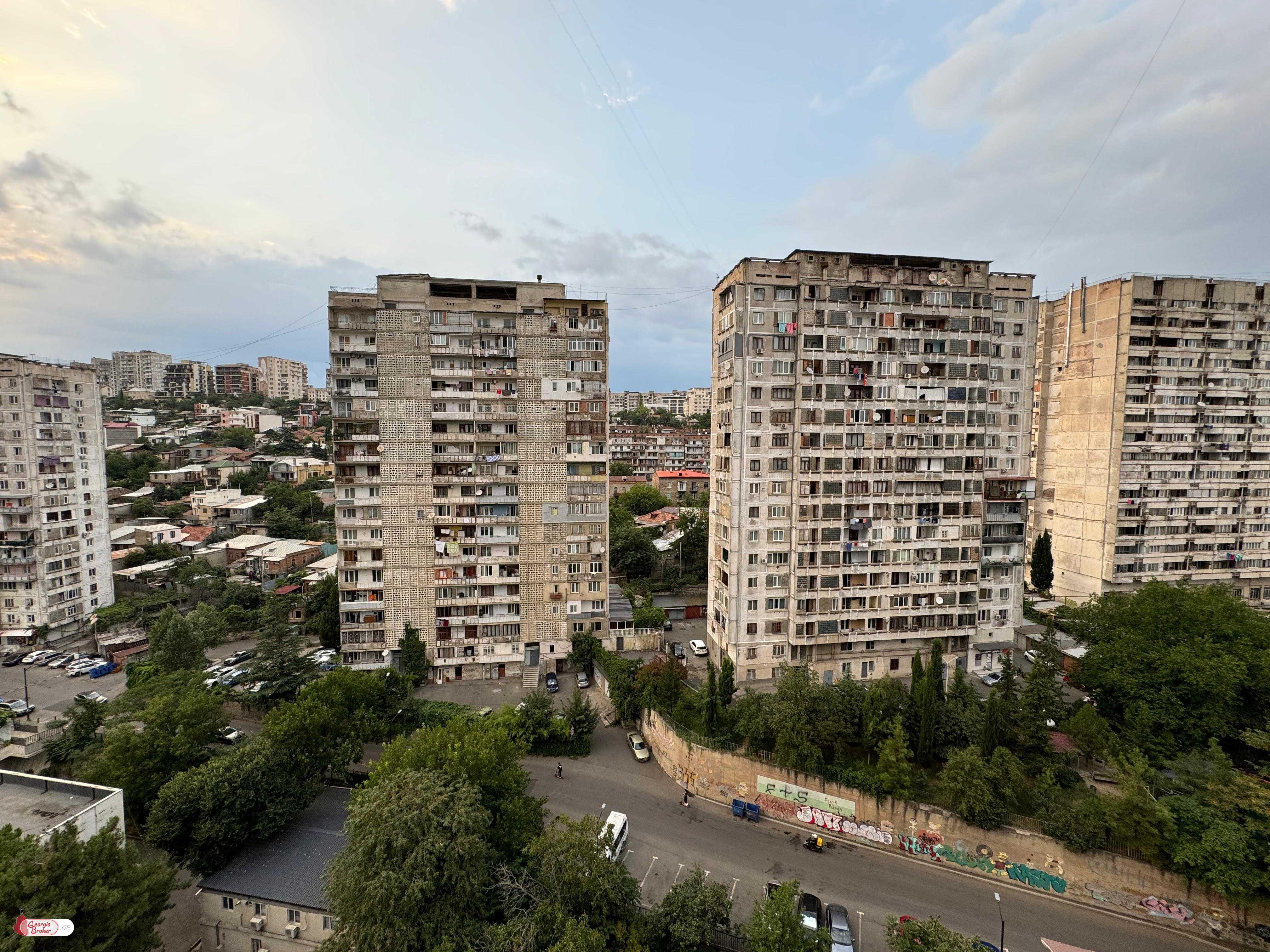 продается квартира с новым ремонтом 4-комнаты