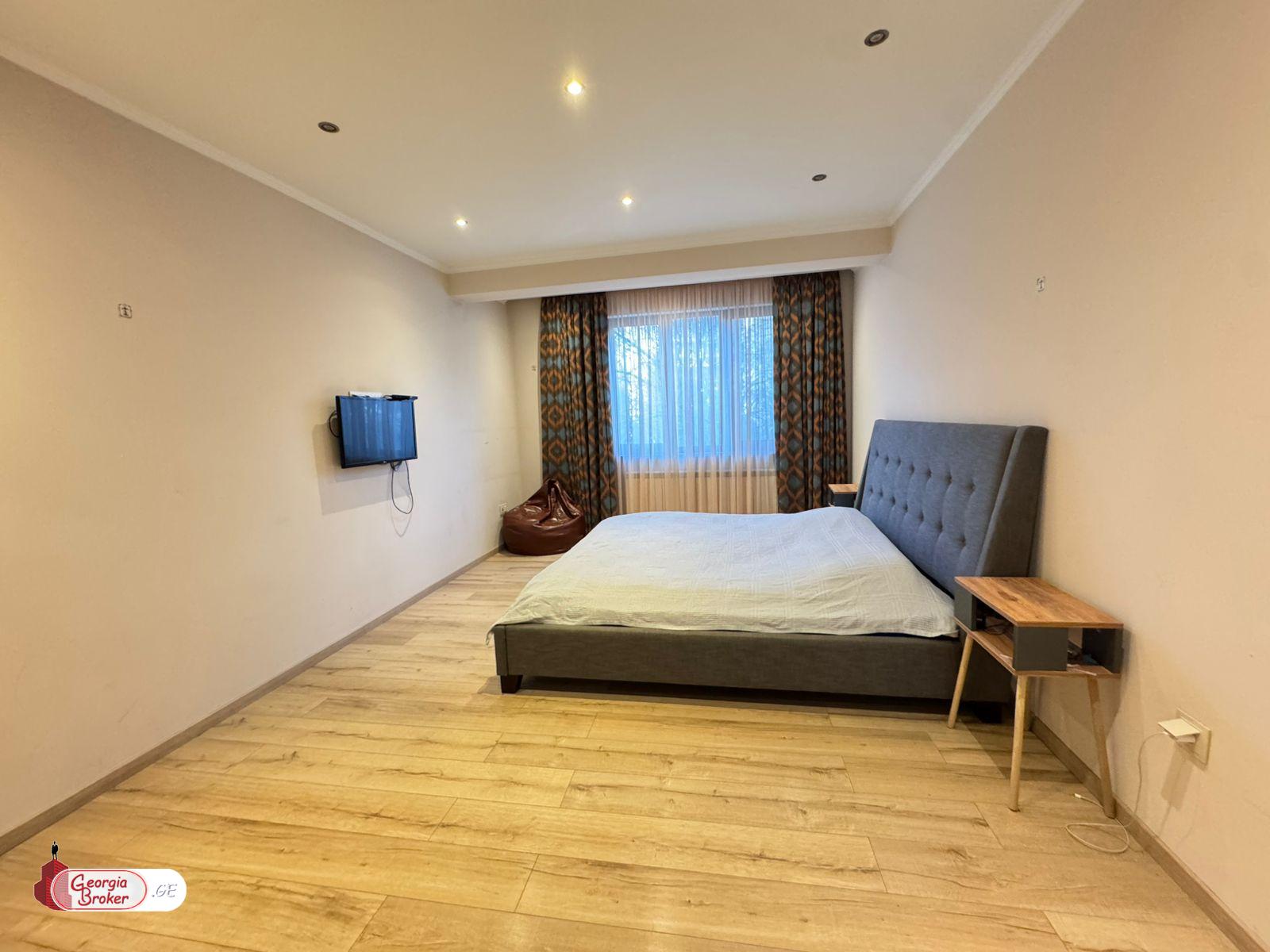 продается квартира с новым ремонтом 4-комнаты