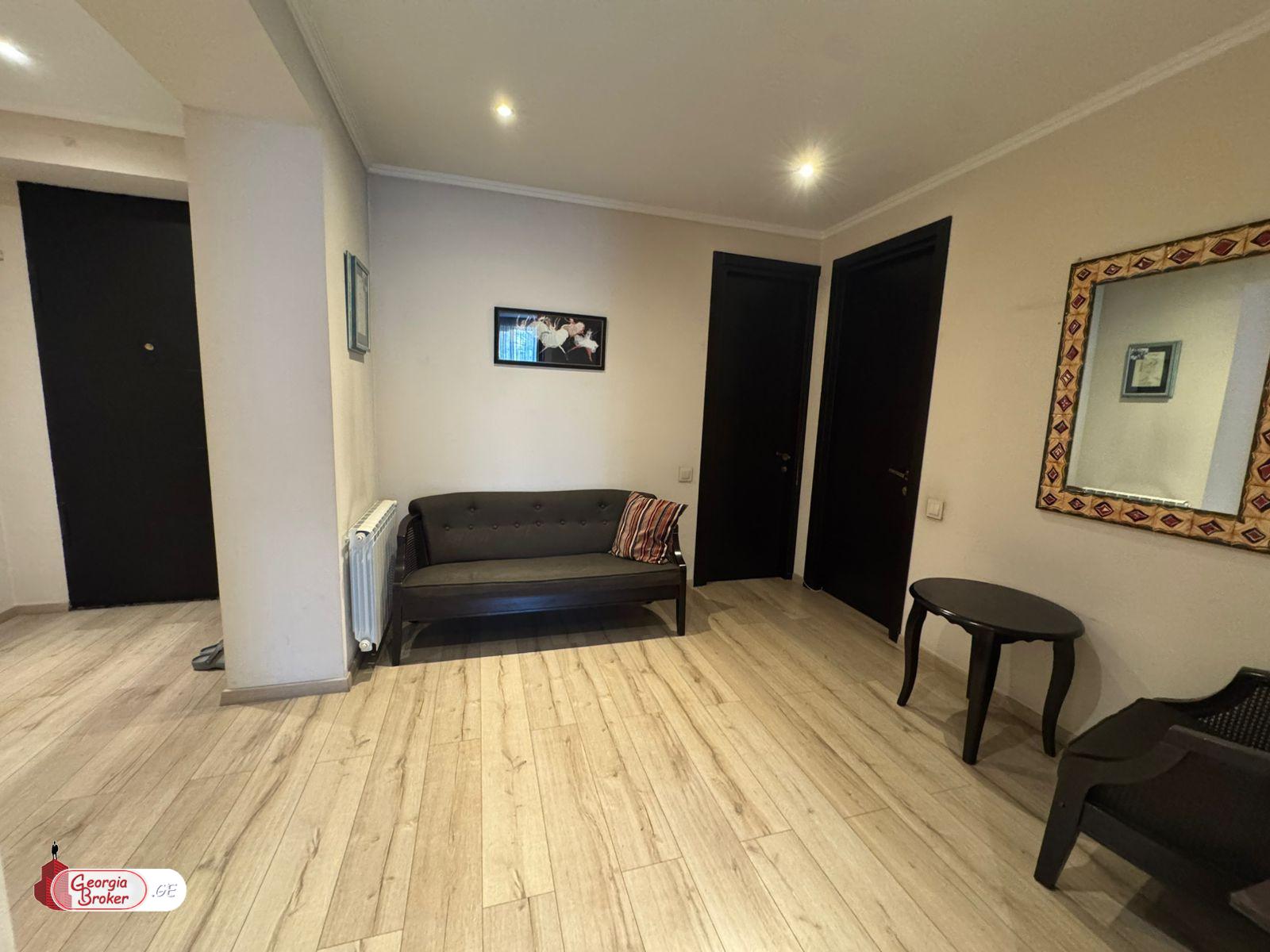 продается квартира с новым ремонтом 4-комнаты