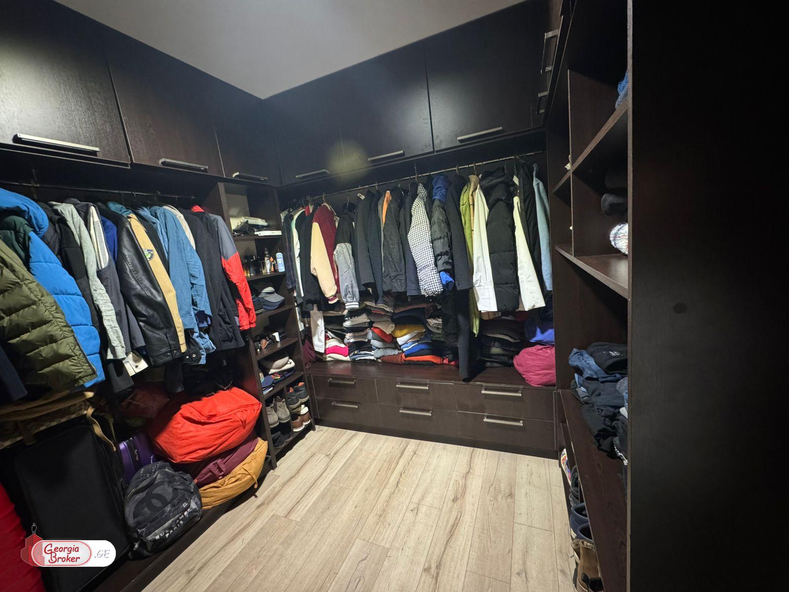 продается квартира с новым ремонтом 4-комнаты