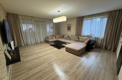 продается квартира с новым ремонтом 4-комнаты